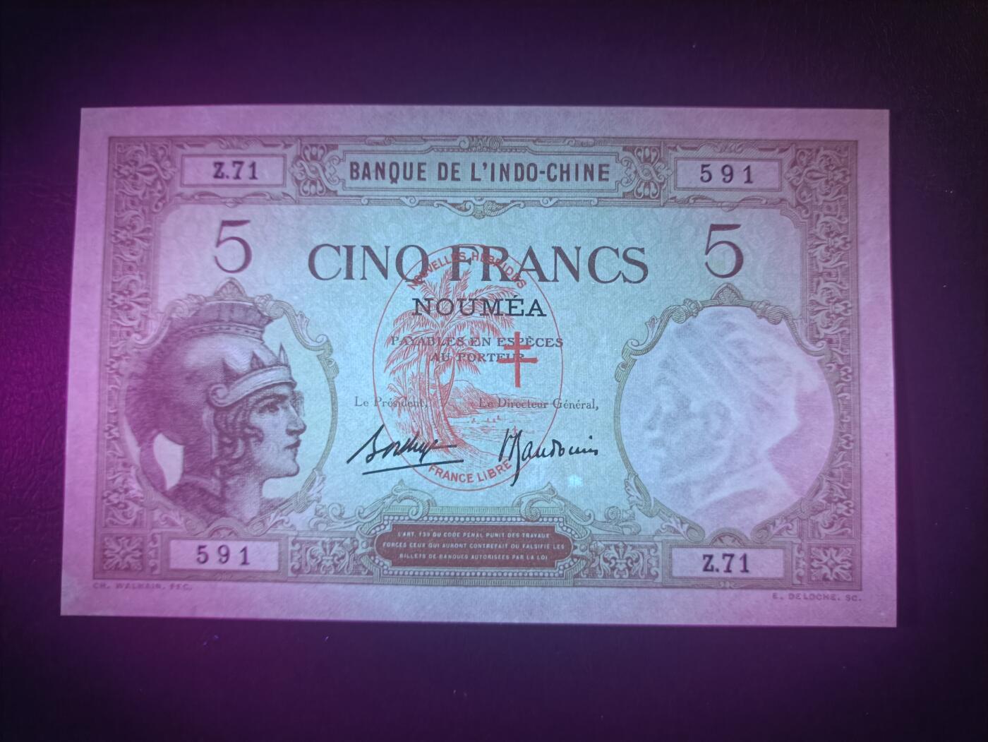 2025十一月第七期，总205期 法属太平洋新赫布里底地名1941版5法郎UNC微潮，在1937版努美阿地名纸币上临时加盖自由法国徽章，作为忠于戴高乐政府的标志，稀有版本高品相