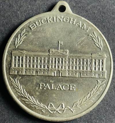 文馨钱币收藏第 283 场，【大雪鉴珍，寒英缀金】金银纪念币精品场，诚邀您的参与【长期接代拍品】 - 英国白金汉宫女王纪念章，直径 38.3 厚度 2.2mm