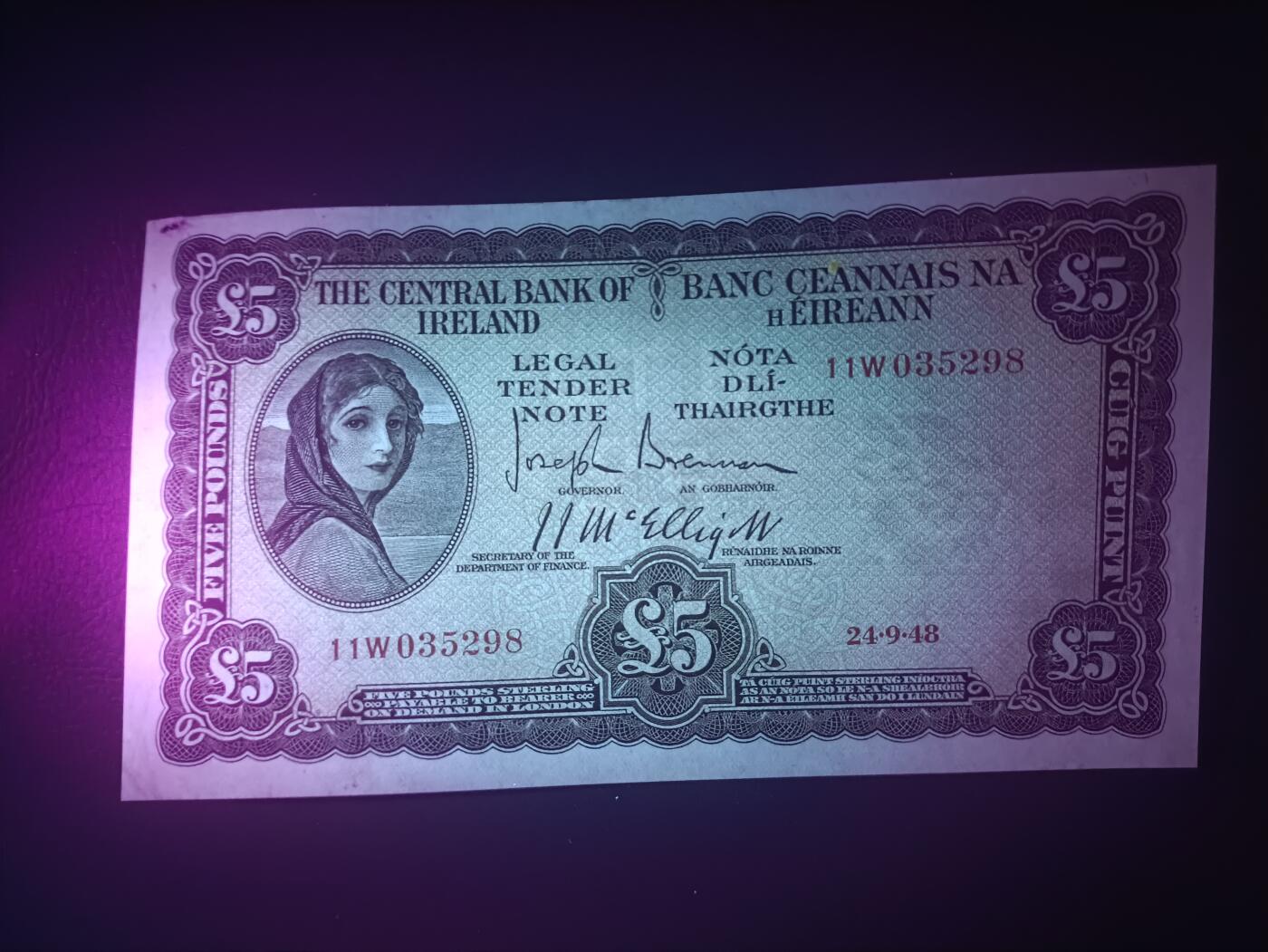 2025十一月第七期，总205期 爱尔兰1948年5镑AUNC角有洞无47，早期下方有英爱两国货币互换协议的版本，爱尔兰人格化象征“拉维利夫人”