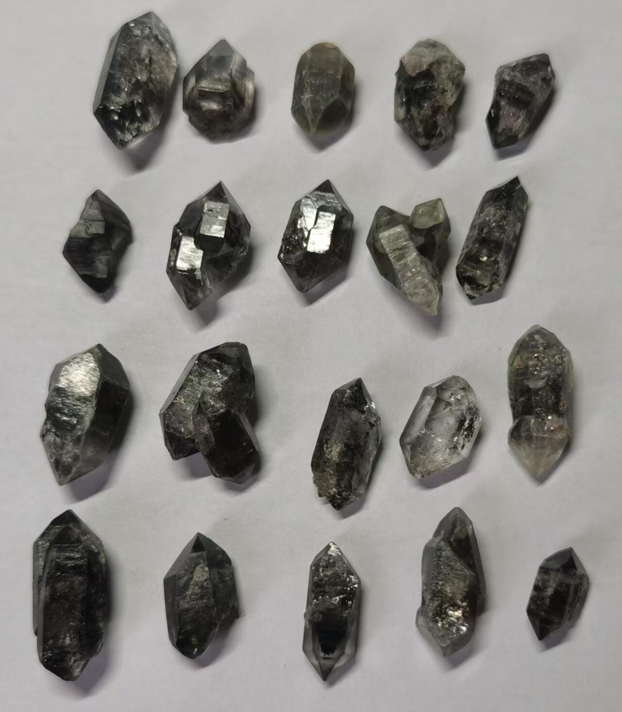 七河·世界钱币杂件水晶矿标小拍（总第29期） 藏家出品X646 云贵闪灵钻，闪灵水晶，一组20个 本件拍品由合作藏家负责邮