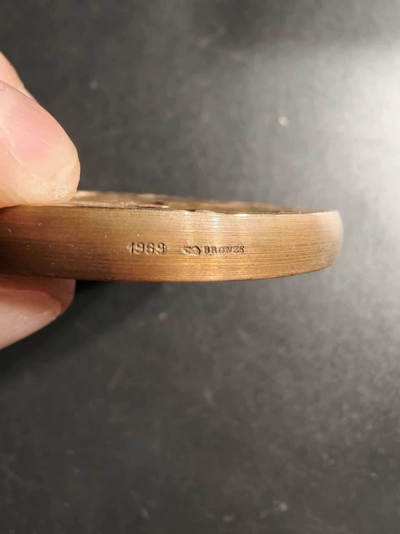 老王徽章第166期 法国巴黎中央赛马协会大铜章    原盒    直径68mm.    重量175.1g