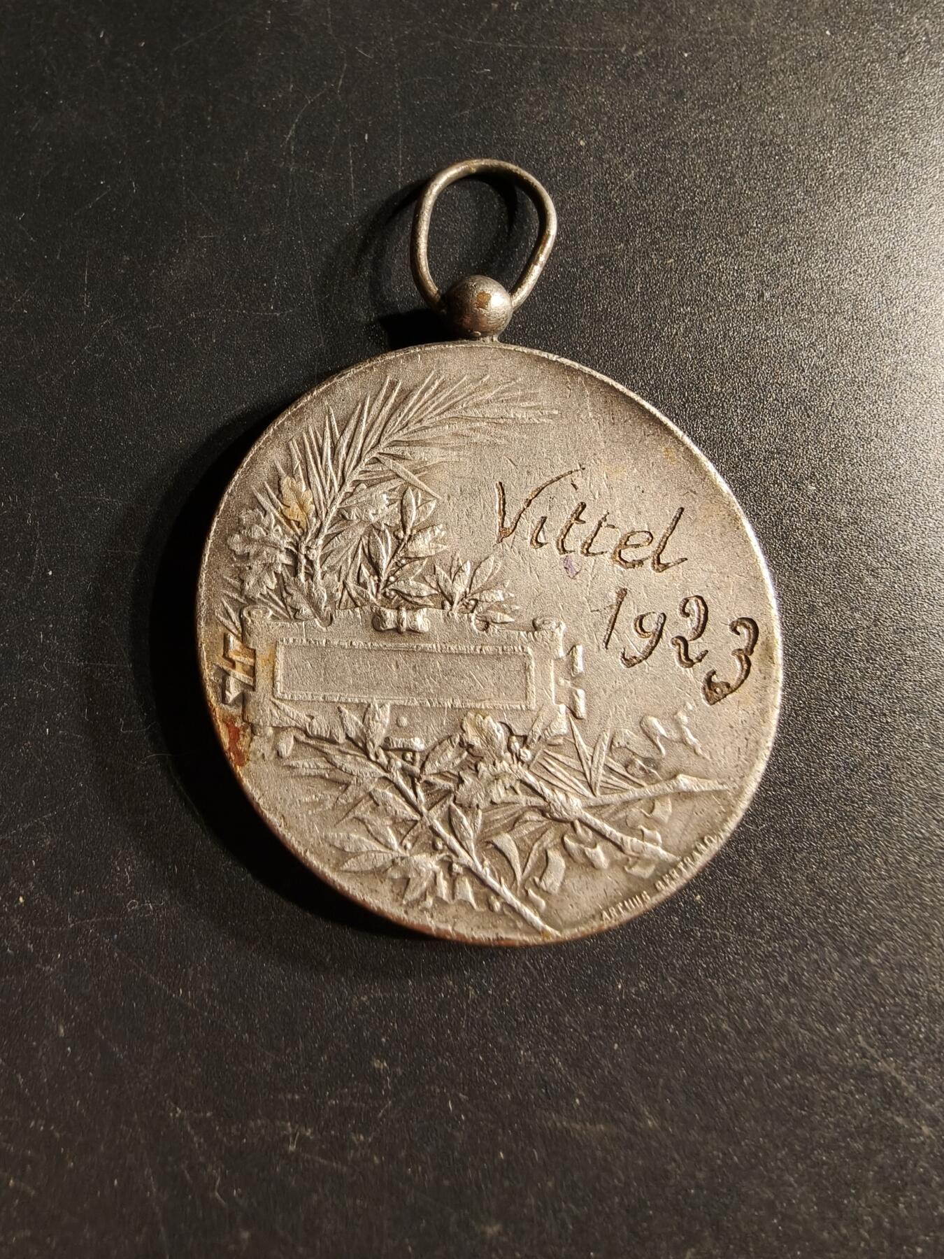 老王徽章第166期 法国“高卢人”镀银铜奖章     大师皮列作品     直径41mm.    重量32.2g