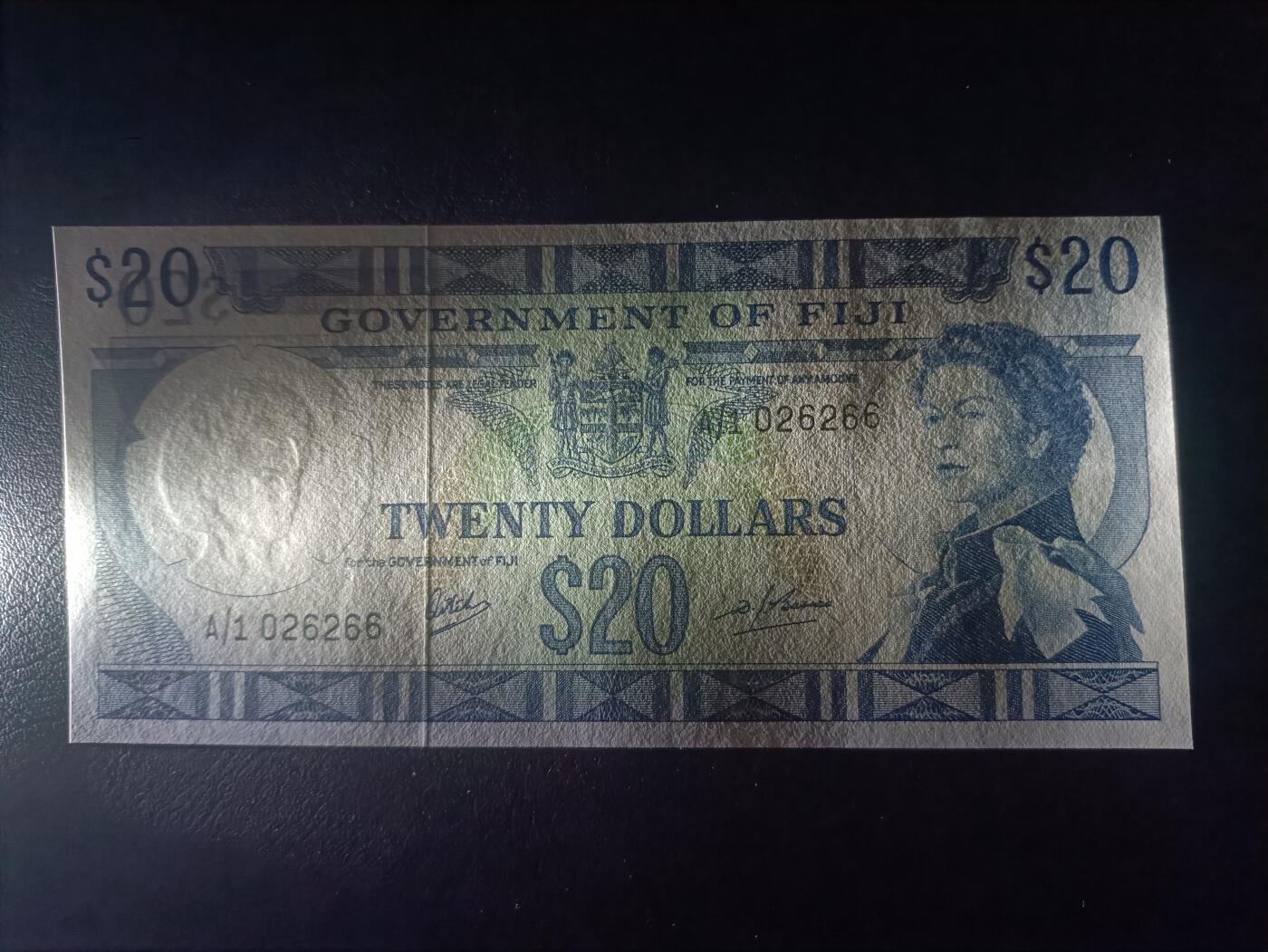 2025十一月第七期，总205期 英属斐济1969版20元AUNC首冠A/1无47，稀有早期“斐济政府”抬头版本高面值，戎装女王
