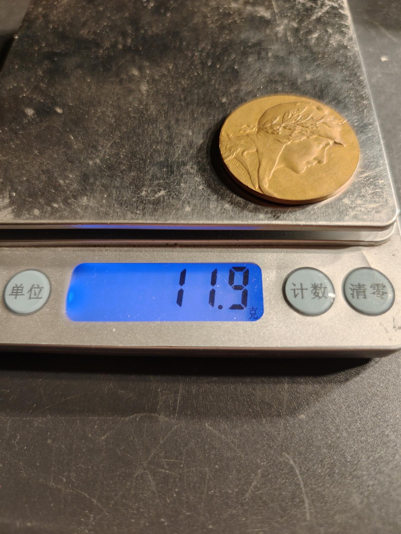 老王徽章第166期 法国摄影协会镀金大铜章    玛丽安娜     直径32mm.    重量11.9g