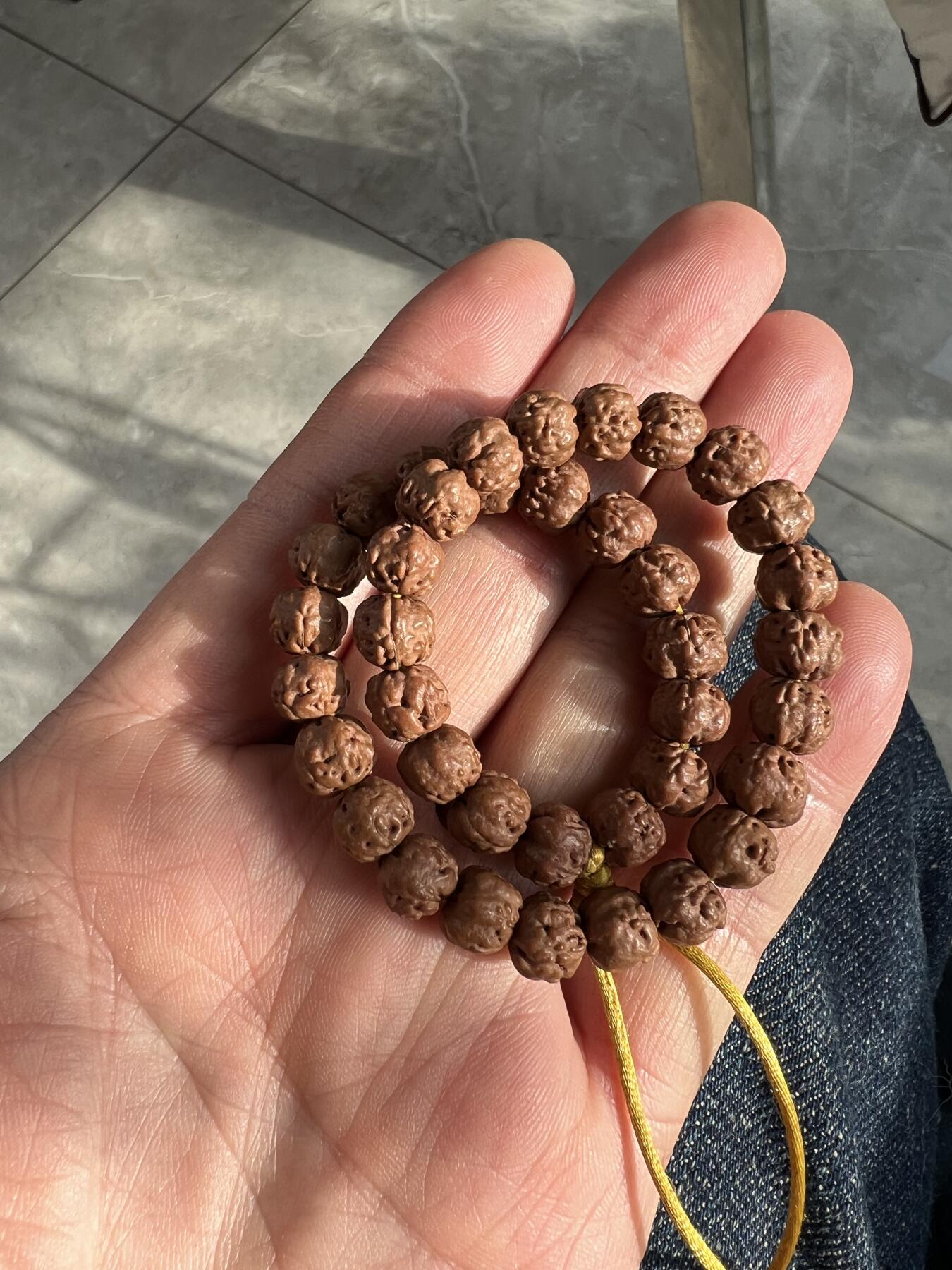 零元拍：龙切 五爪小佛手108 长串7MM左右，非常容易变红，坊间人称三日红，很容易有盘玩成就感。图8是我自己盘玩效果，后三图是另外一串只戴没盘20天效果