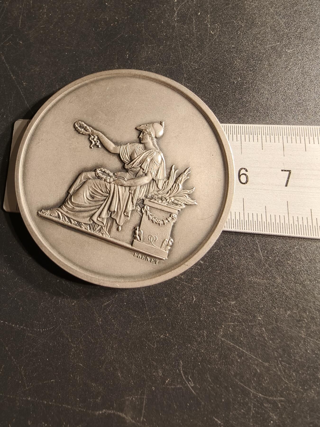 老王徽章第166期 法国太阳公司代理总监大银章     原盒800银    直径58mm.   重量87g