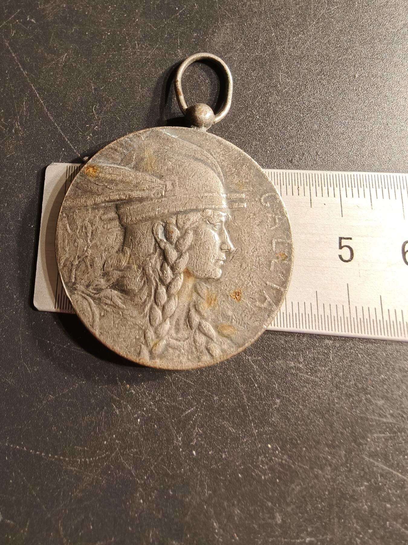 老王徽章第166期 法国“高卢人”镀银铜奖章     大师皮列作品     直径41mm.    重量32.2g