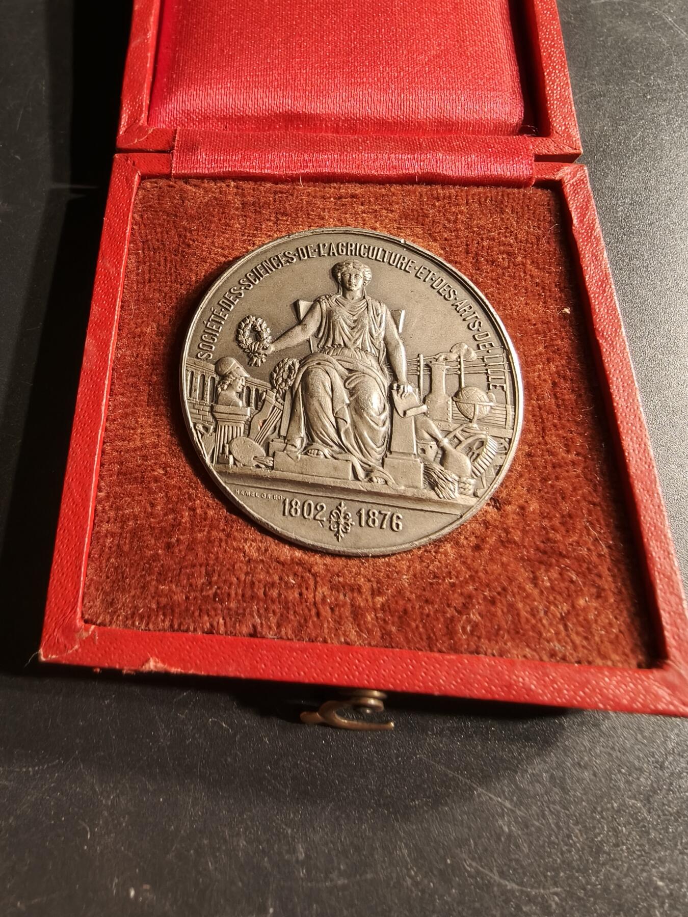 老王徽章第166期 法国里尔市农业科学协会大银章    原盒   800银   直径41mm.   重量39g