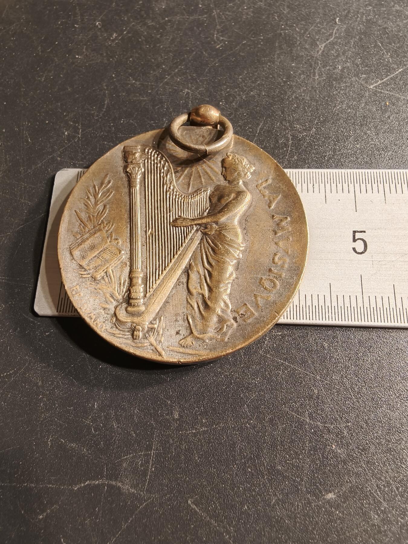 老王徽章第166期 法国南锡音乐协会镀银铜奖章     直径41mm.    重量30g