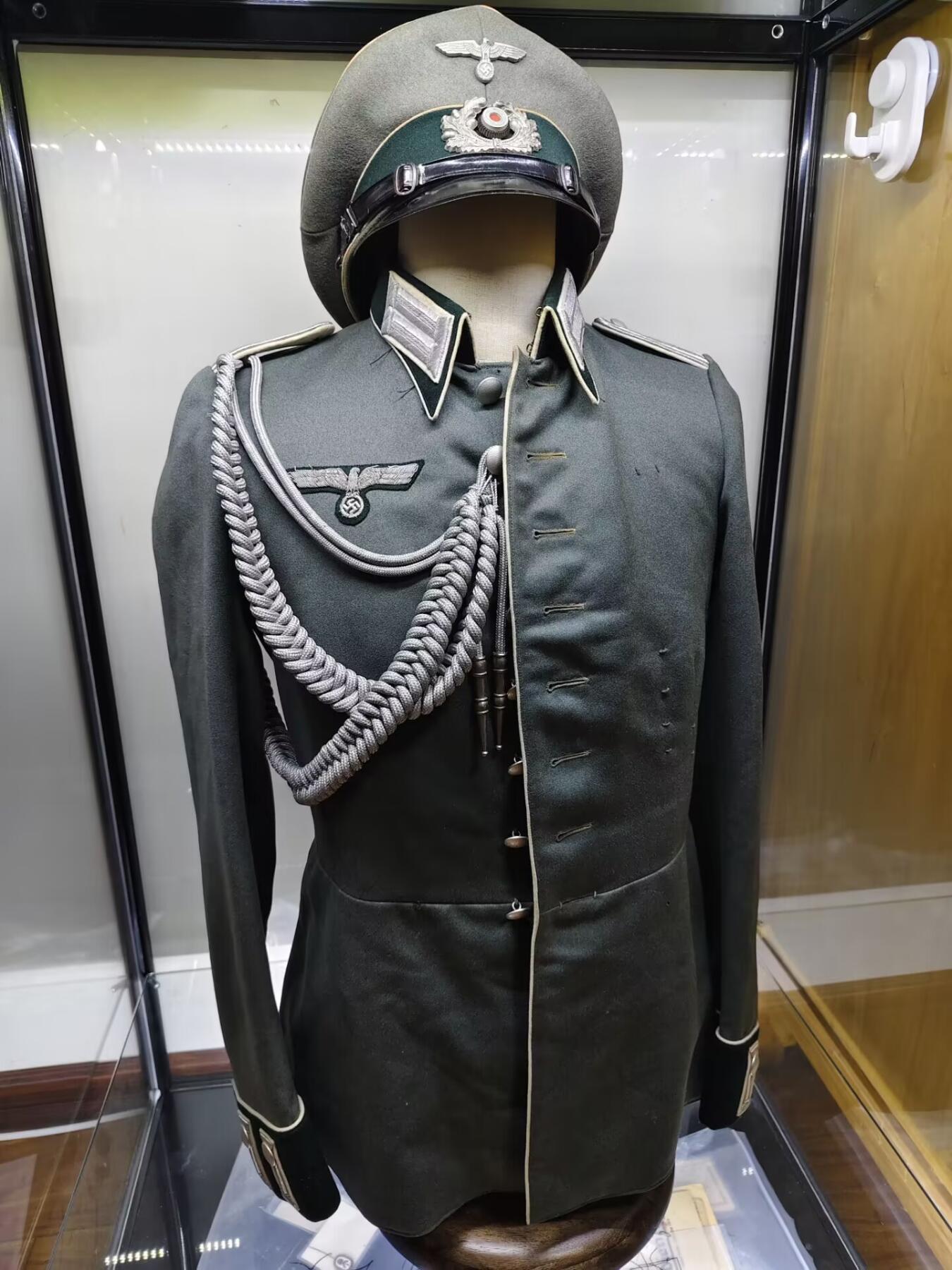 德三Heer 陆军步兵少尉m35礼服。 非常漂亮精致的中礼服，高质量细斜纹制成，可挂略章，步突，胸鹰保存完好无虫蛀，礼服索很好中尉肩章领章搭配，内部带有内腰带，左边内胳膊内衬有一定破损 大檐帽使用斜纹毛尼制成，59头围大尺码，里面的标保存很好，汗圈完好