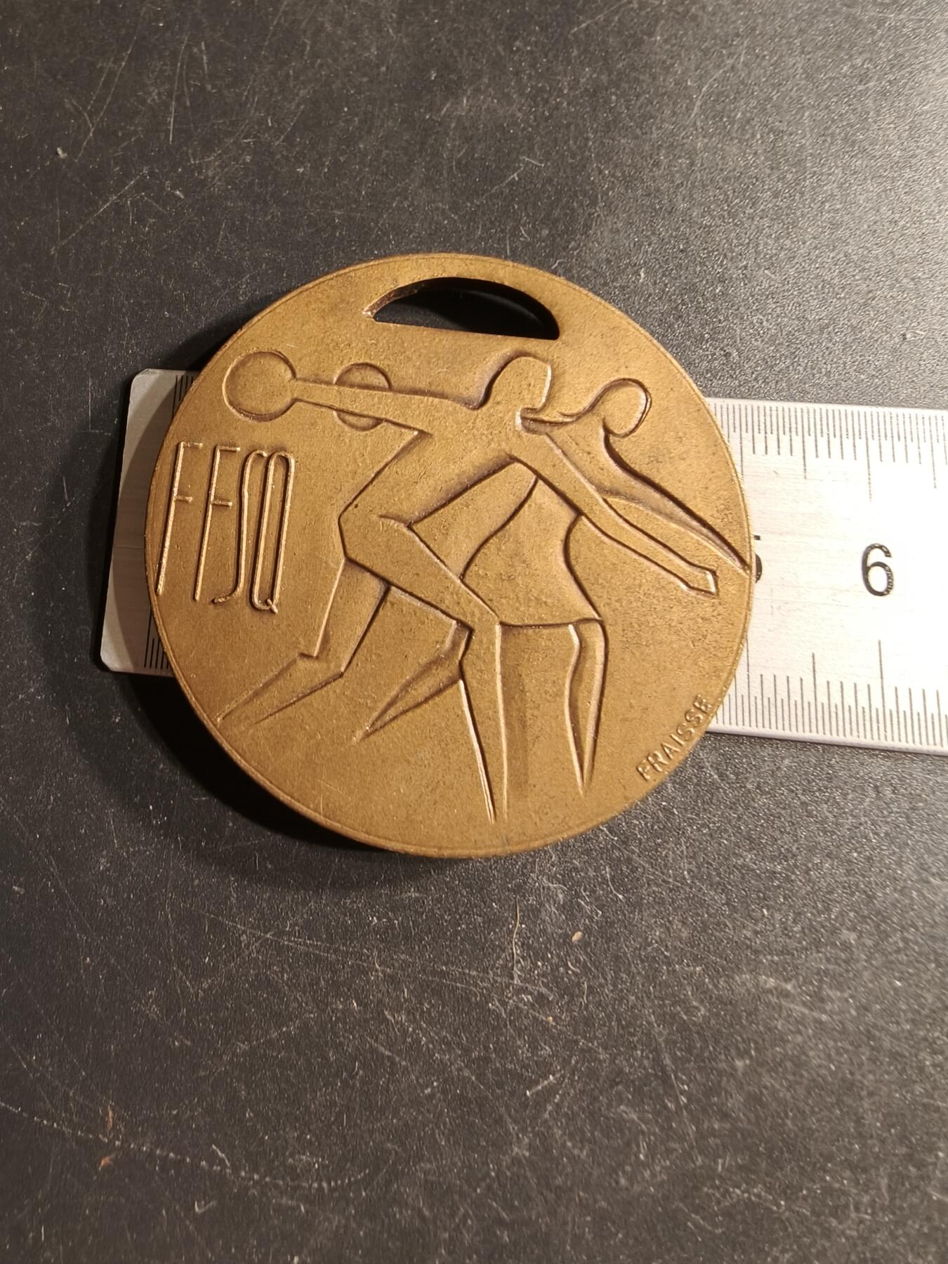 老王徽章第166期 法国保龄球协会纪念章     弗莱斯作品     直径50mm.   重量61.6g