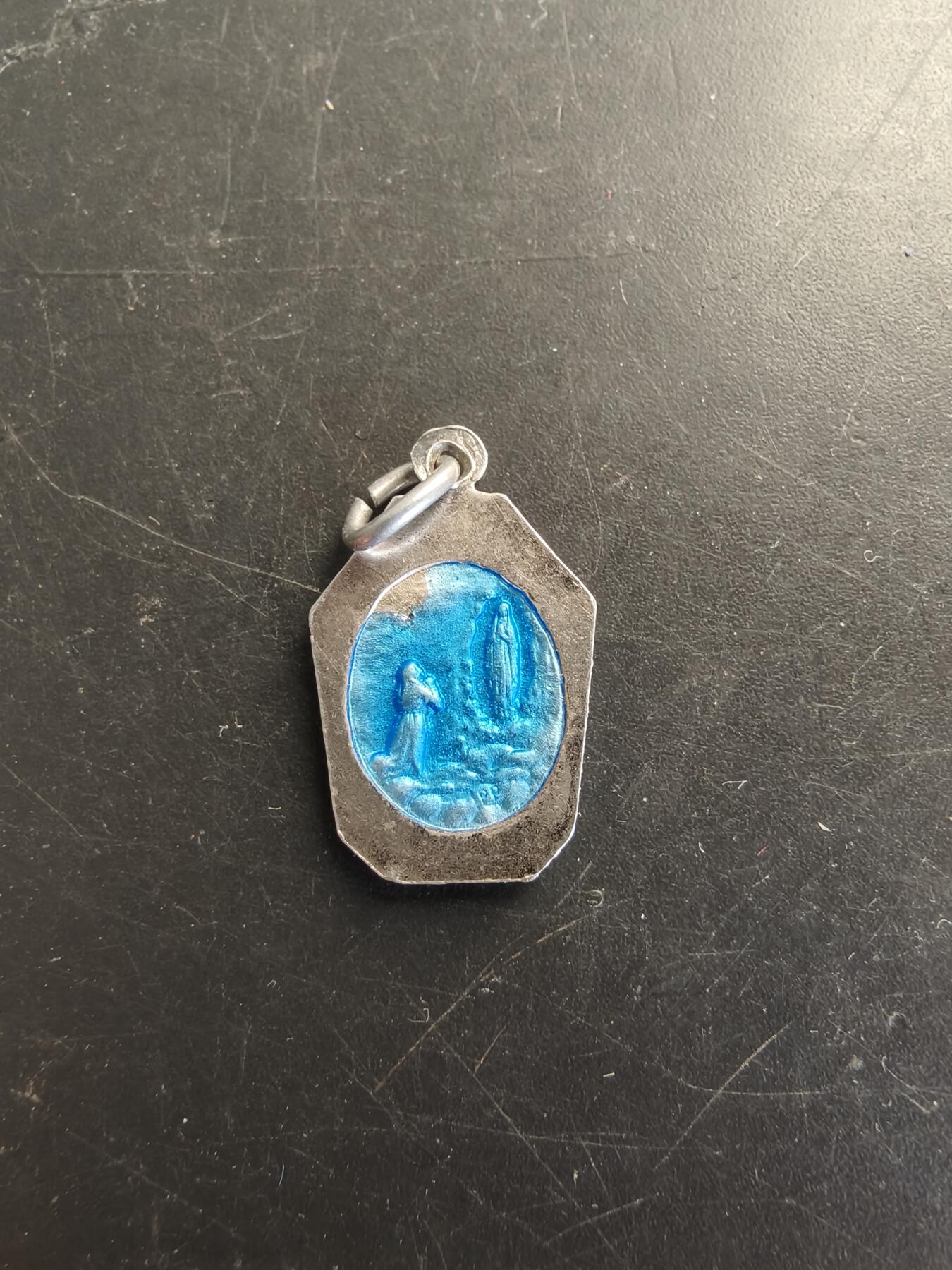 老王徽章第166期 法国天主教会纪念章    银质珐琅     1.9g