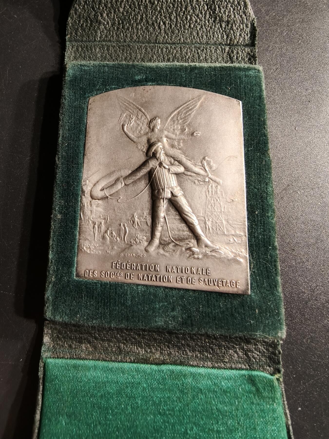 老王徽章第166期 法国全国游泳与救生协会镀银大铜章    原盒      尺寸40×50mm.   重量45g
