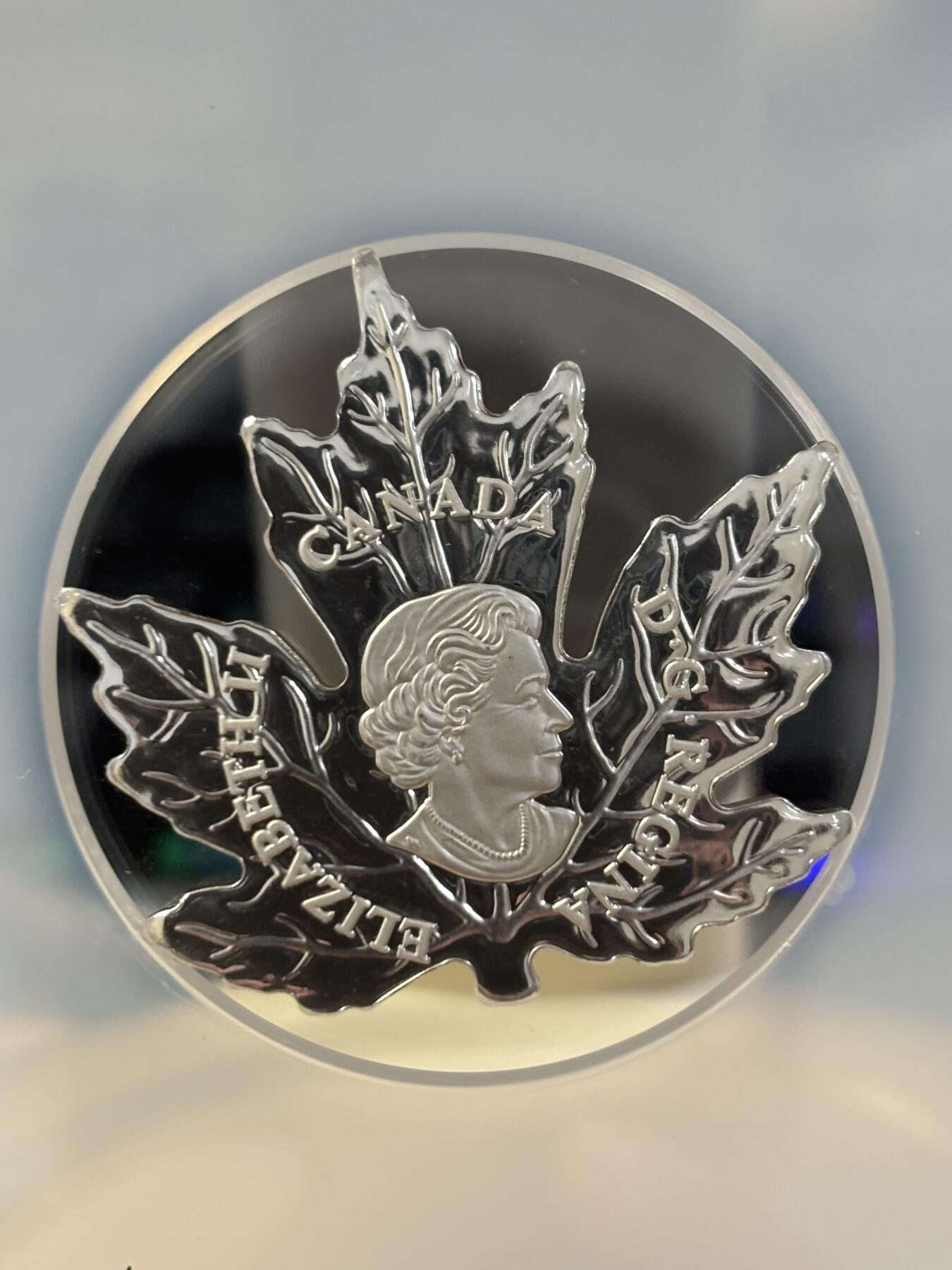 第183期拍卖 加拿大2016年世界首枚全彩色枫叶形1盎司纪念银币NGC-PF69无盒无证书，9999银，发行15000枚