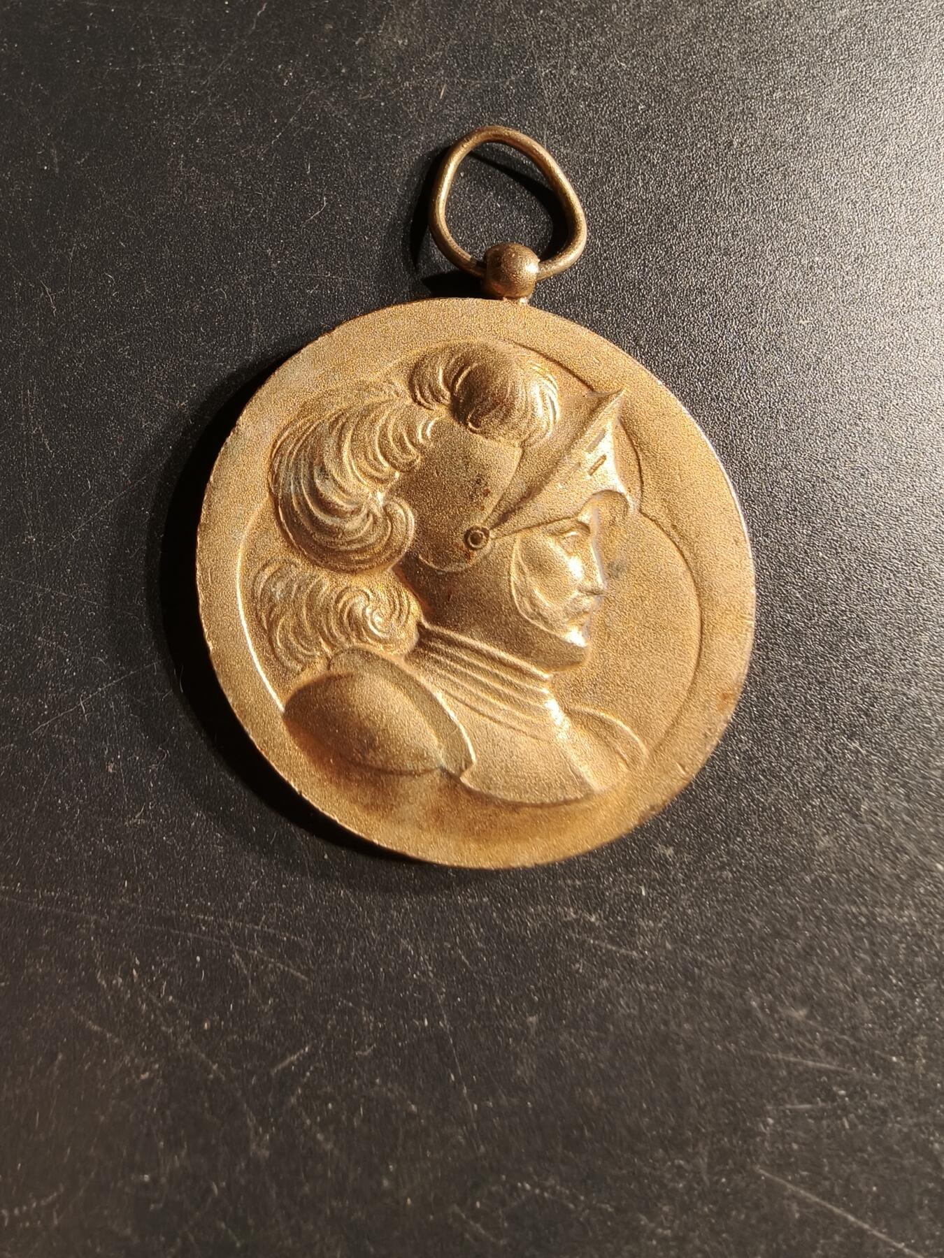 老王徽章第166期 法国孚日射击联盟镀金铜奖章     戎装战士形象       直径36mm.    重量20g