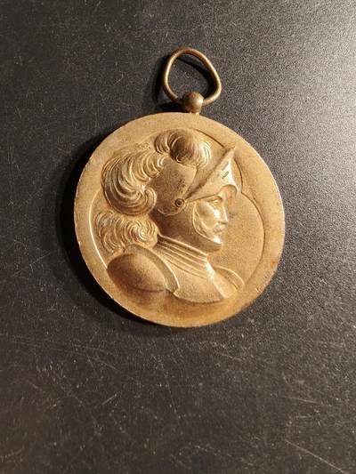 老王徽章第166期 - 法国孚日射击联盟镀金铜奖章     戎装战士形象       直径36mm.    重量20g