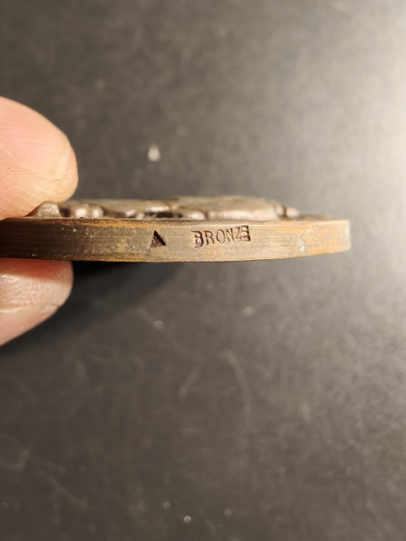 老王徽章第166期 法国电气公司大铜章    大师Dropsy作品     直径54mm.    重量70.6g