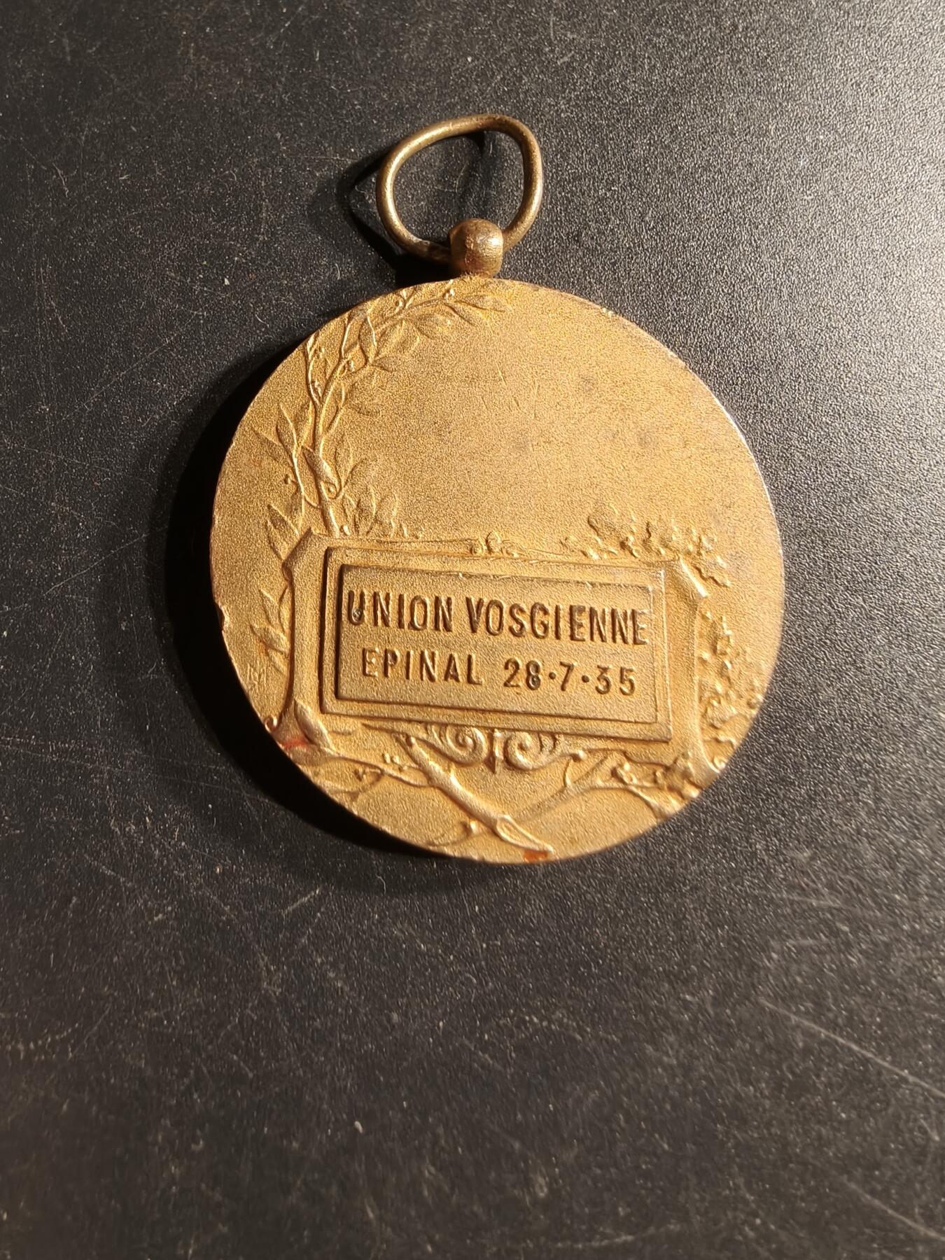 老王徽章第166期 法国孚日射击联盟镀金铜奖章     戎装战士形象       直径36mm.    重量20g