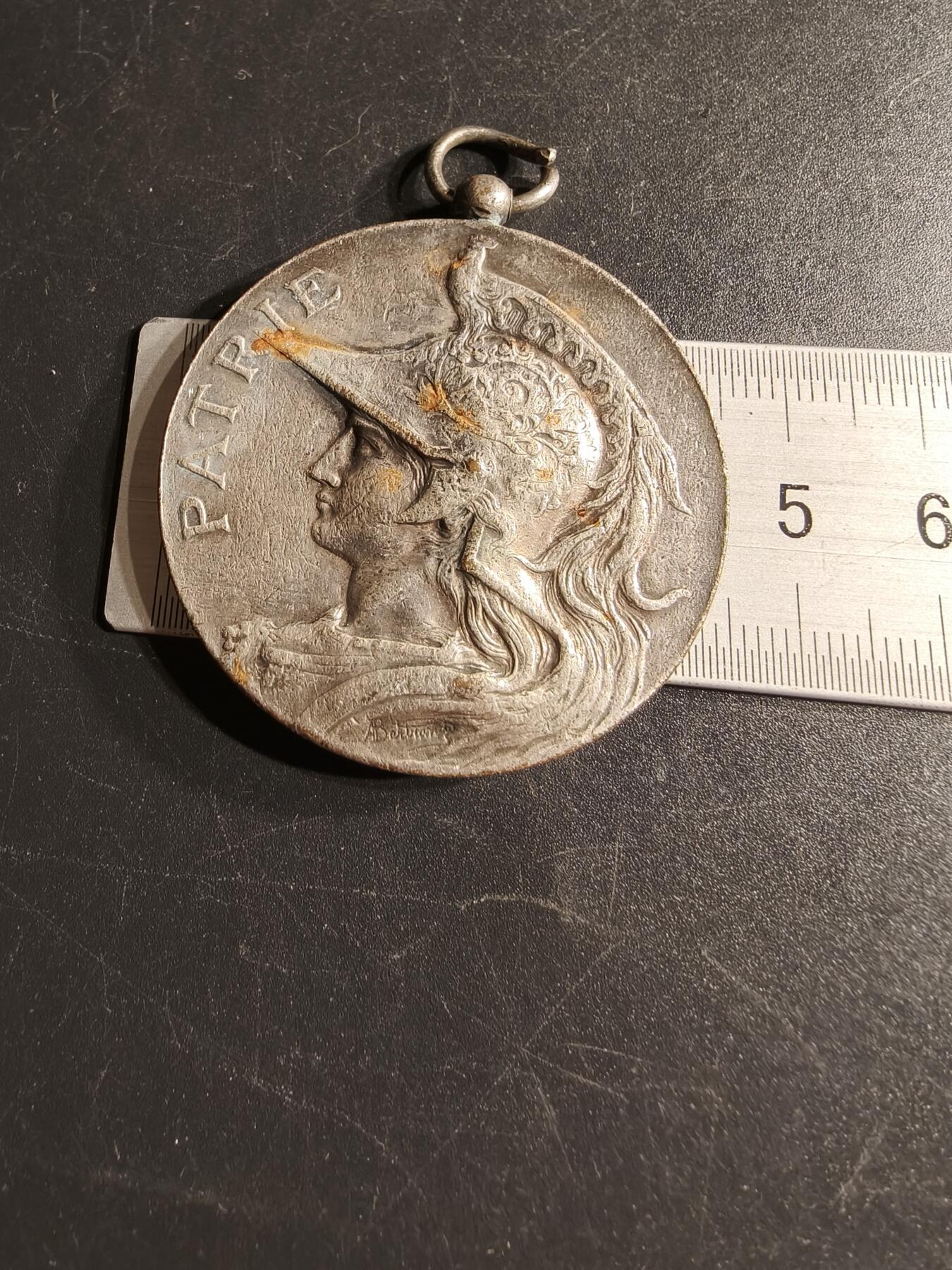 老王徽章第166期 法国孚日体育竞赛镀银铜奖章     直径44mm.    重量40g