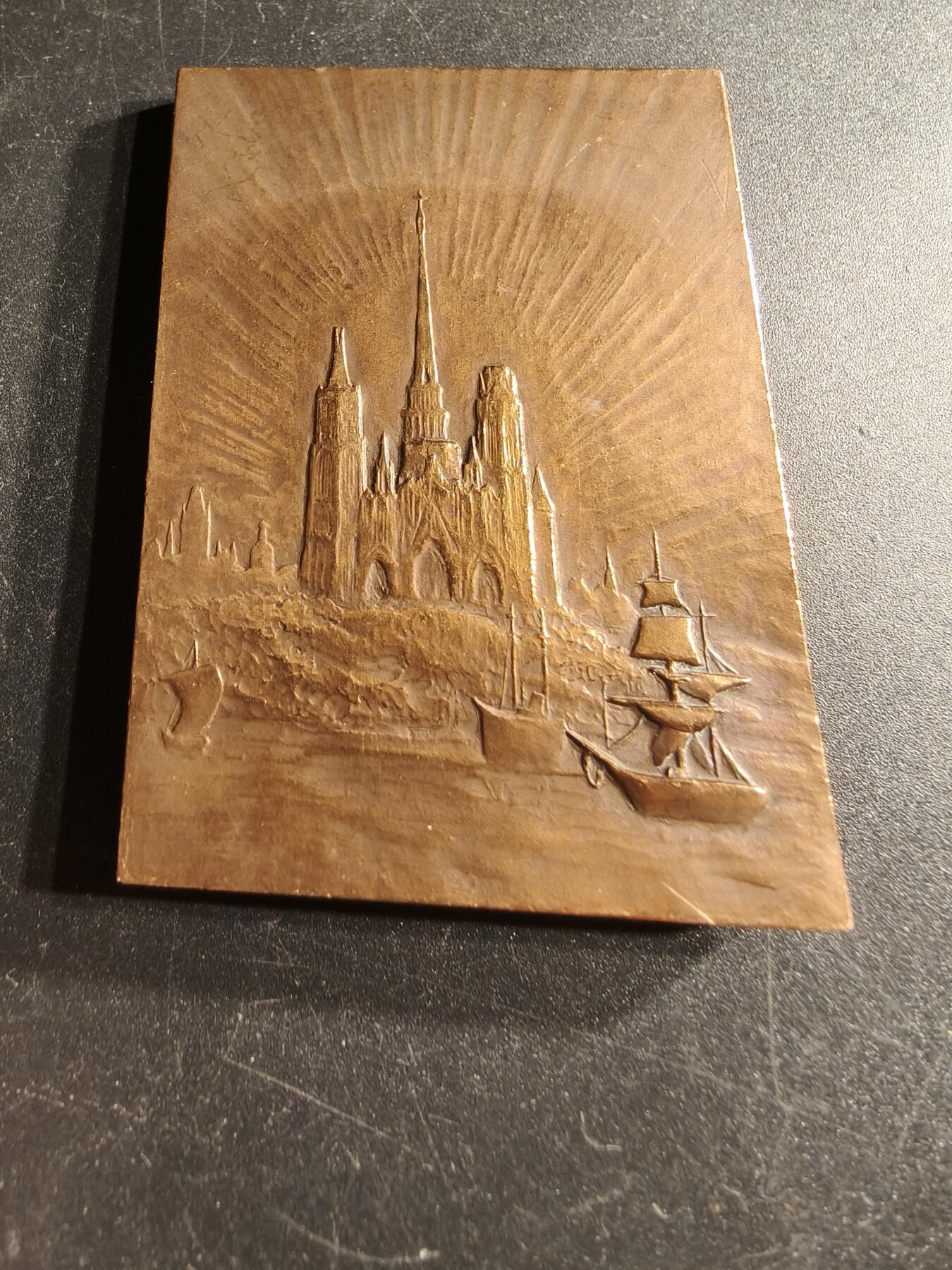 老王徽章第166期 法国诺曼底女性方形大铜章    高浮雕    尺寸64×43mm.    重量107.4g