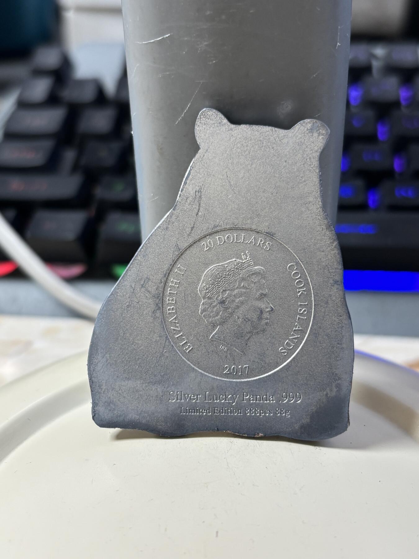 第183期拍卖 库克2017年幸运母子大熊猫仿古异形纪念银币，999银，88克，发行888枚