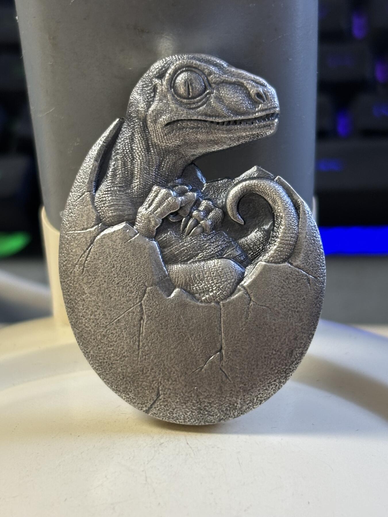 第183期拍卖 乍得2021年迅猛龙诞生2盎司高浮雕仿古异形银币，2盎司，999银，发行500枚