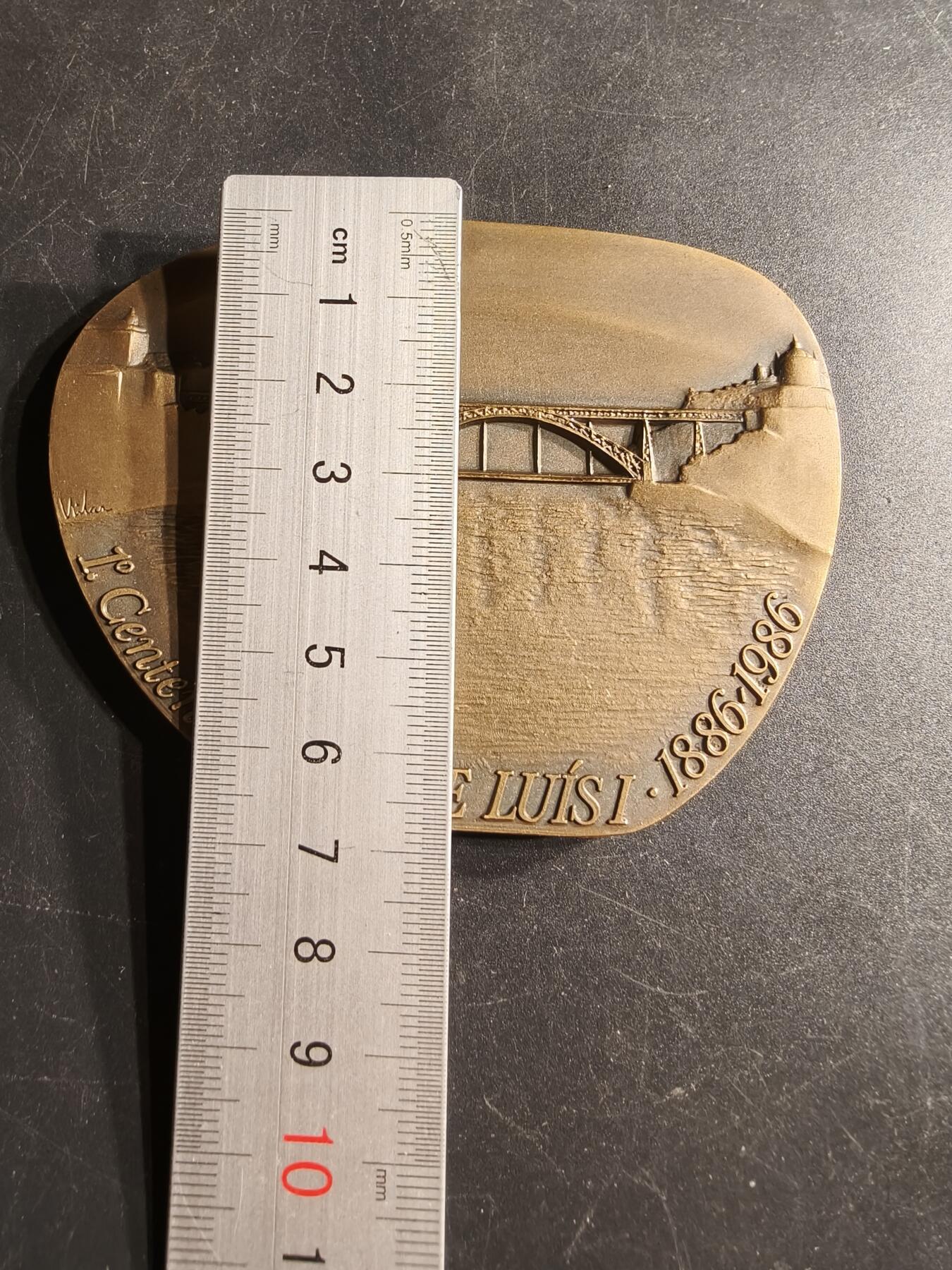 老王徽章第166期 葡萄牙波尔图杜罗河路易一世大桥建成百年异形大铜章    共1500枚，该枚编号1435      原盒     尺寸90×67mm.    重量211.9g