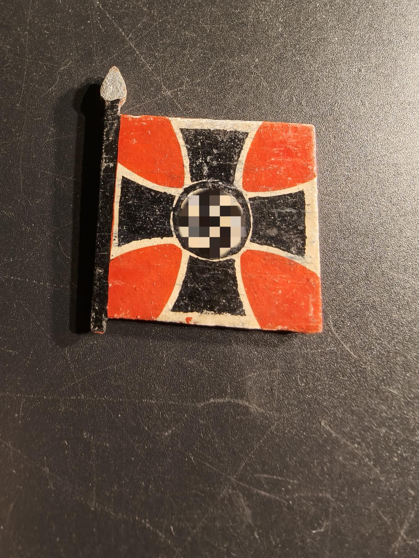 老王徽章第166期 德三战争受害者福利组织旗帜证章