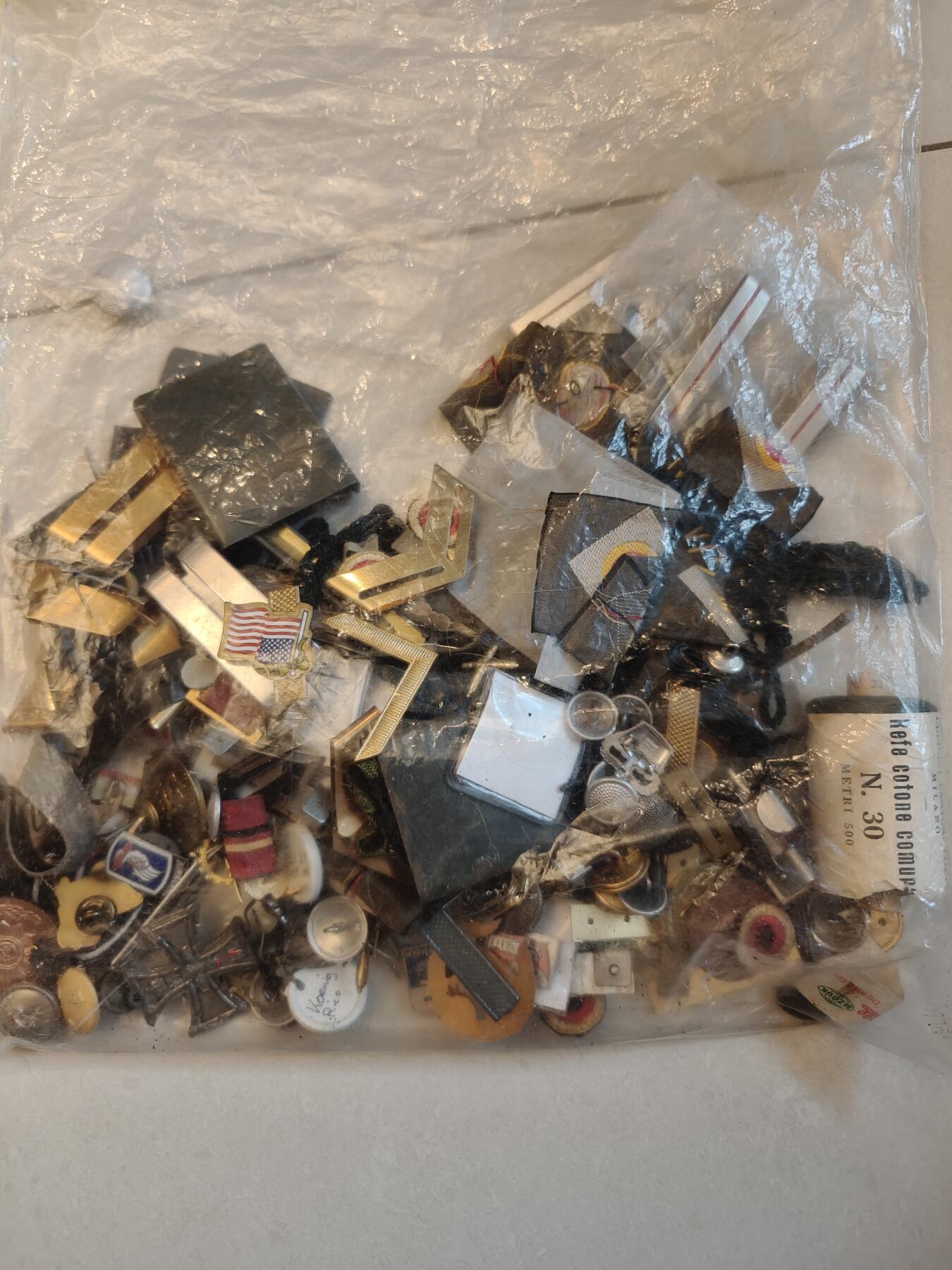 老王徽章第166期 东德各种臂章配件领章军衔符号等一组