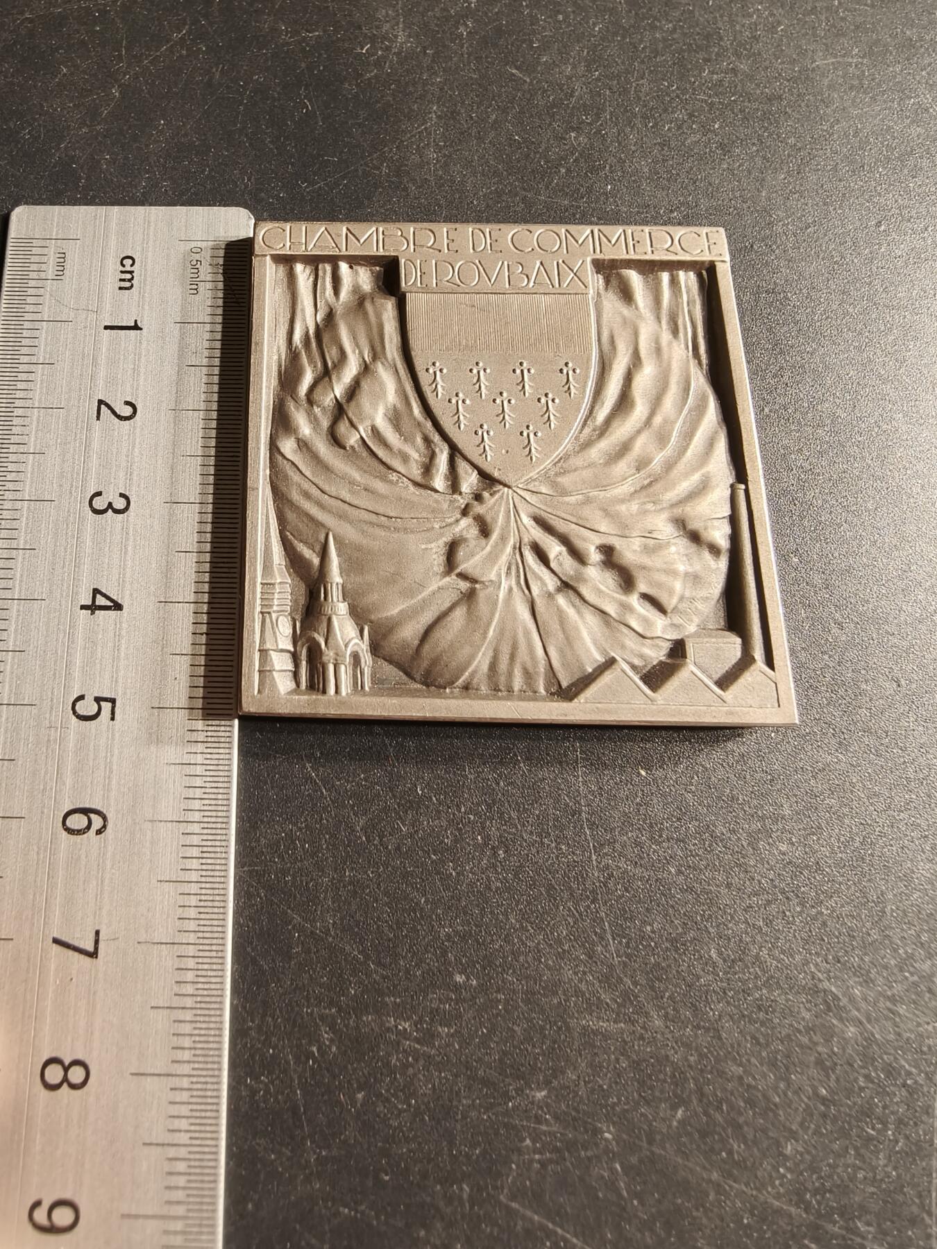 老王徽章第166期 法国鲁贝市工商协会方形大银章    950银   原盒    方形尺寸50×50mm.     重量105.6g