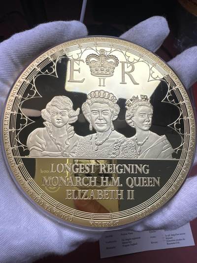 12.4铜章专场 - 2016年庆祝伊丽莎白二世女王成为英国历史上在位时间最长的君主发行 高浮雕精致铜镀金纪念章 100mm
