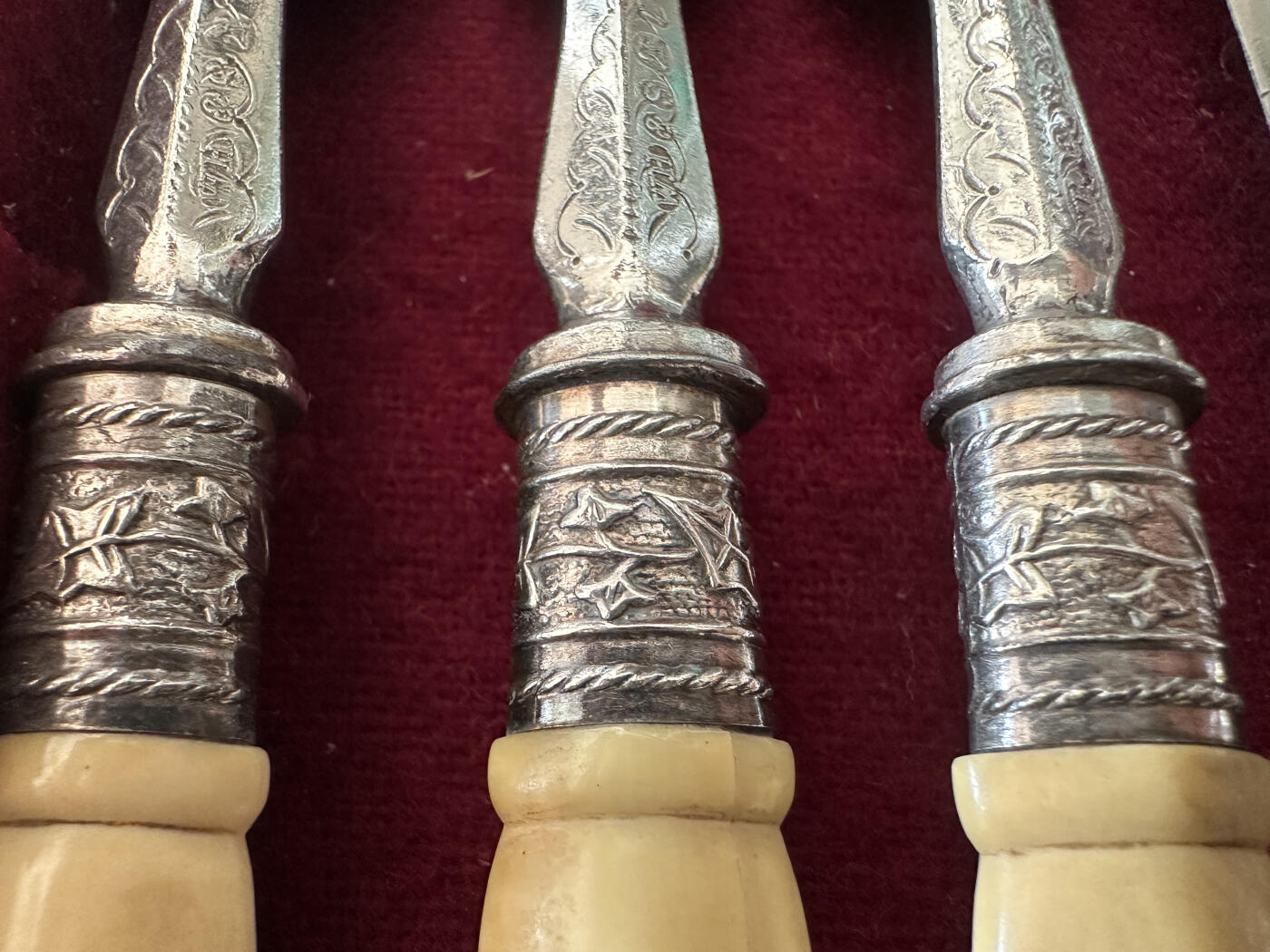 【俄甄集藏】2025年(045)12-03 星期三 晚 19:30 全场包邮 英国伦敦1870-1893年威廉·胡顿&父子制银公司出品古董刻花白色珍贵材料柄镀银餐刀、餐叉24支一套，原木盒，刀长：215mm，叉长：180mm，总重量：851克，设计精美，保存完好