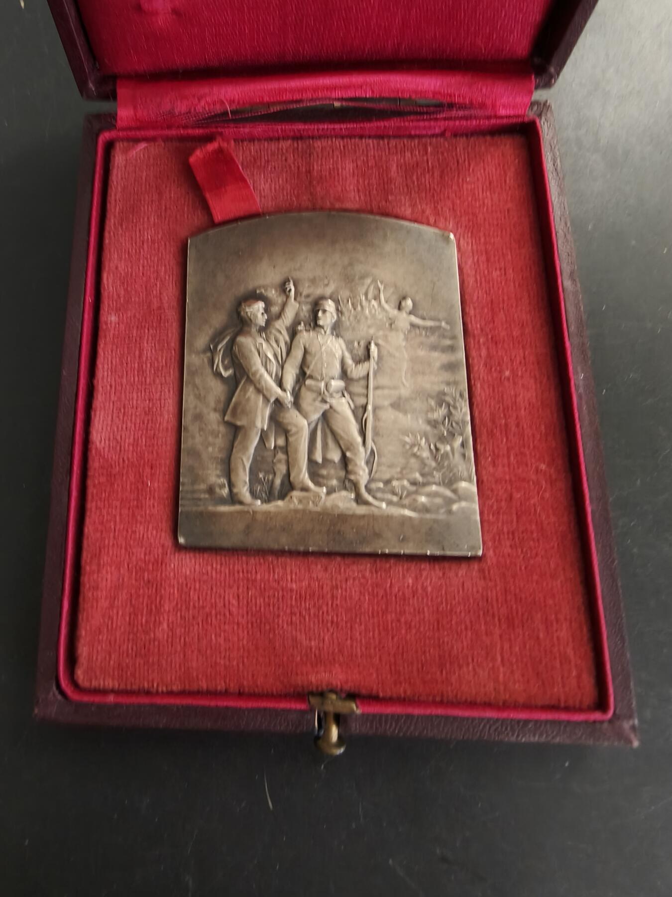 老王徽章第166期 法国射击协会方形镀银大铜章    原盒    尺寸58×46mm.  重量66.1g