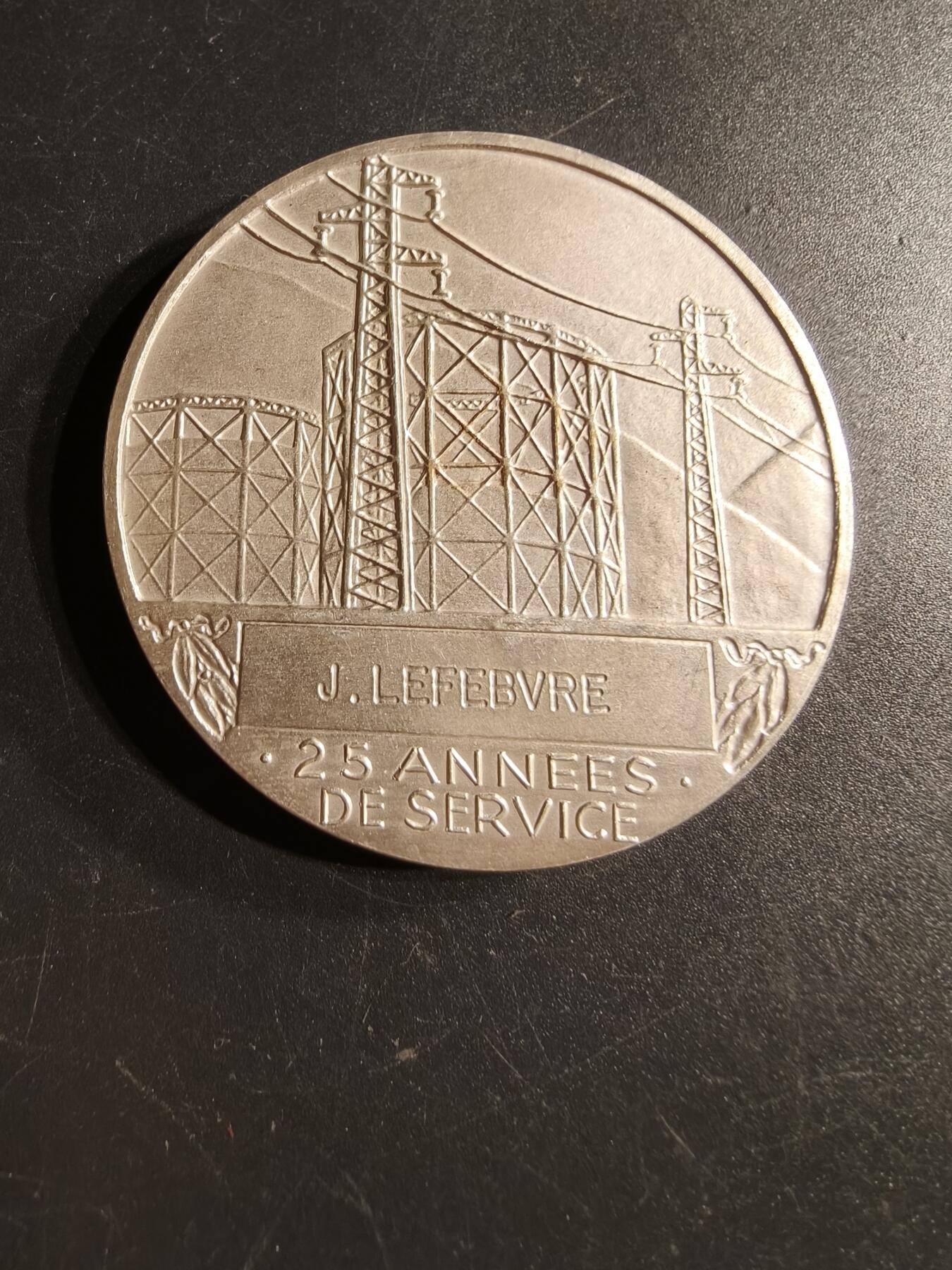 老王徽章第166期 法国电气公司镀银大铜章    大师Dropsy作品     直径54mm.    重量71.4g