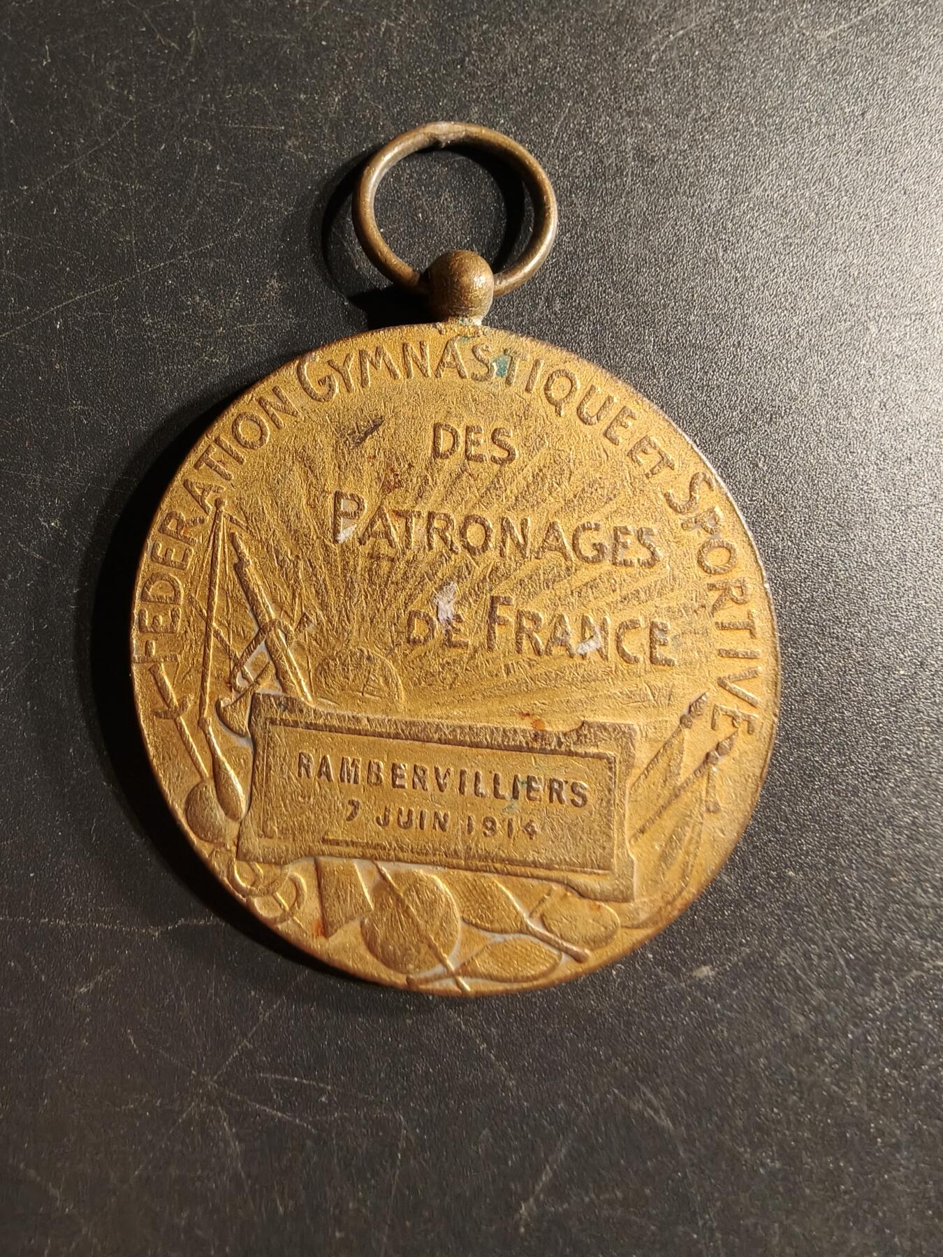 老王徽章第166期 法国体操协会镀金铜奖章     直径44mm.   重量39.5g
