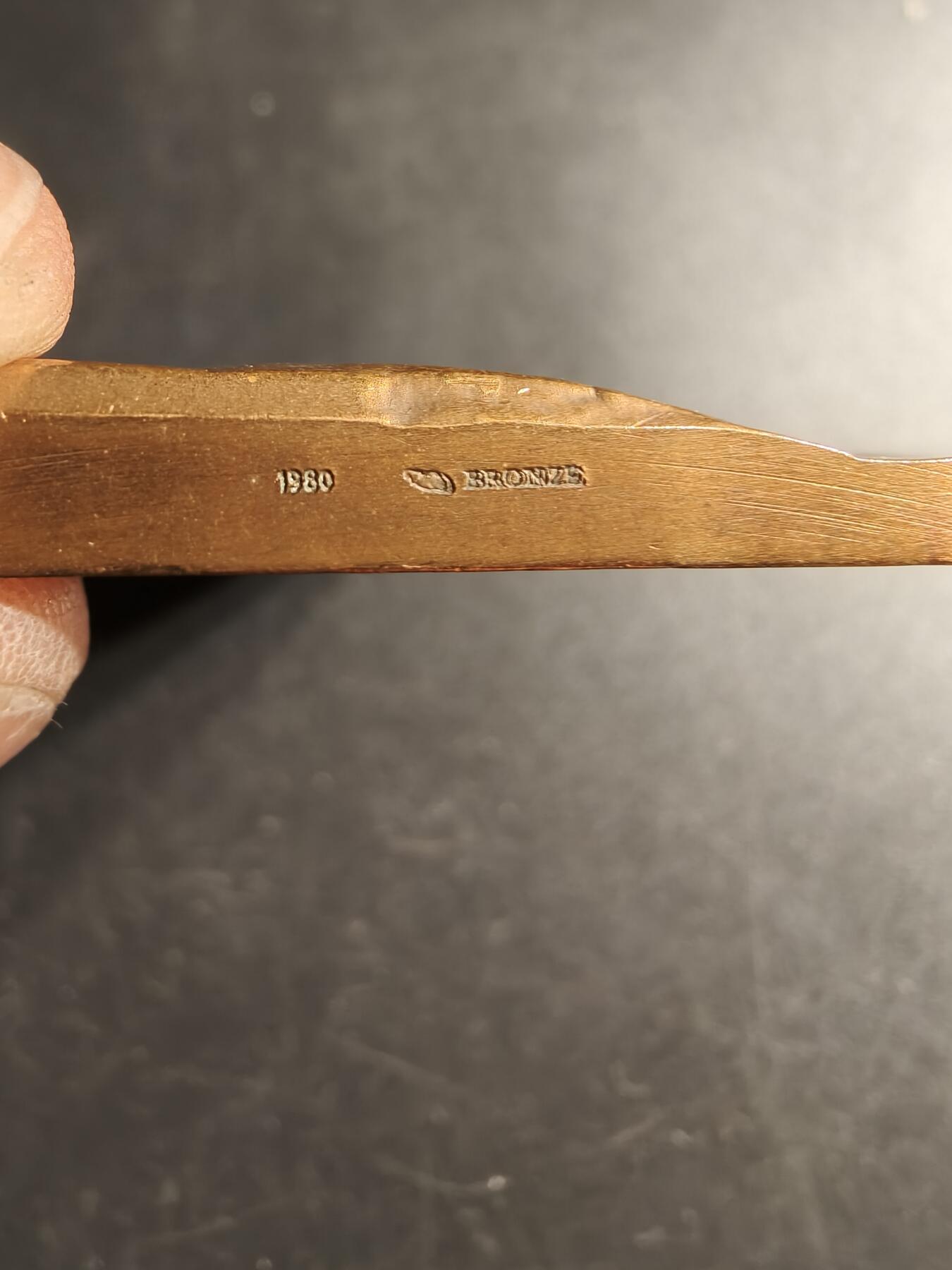 老王徽章第166期 法国诺曼底女性方形大铜章    高浮雕    尺寸64×43mm.    重量107.4g