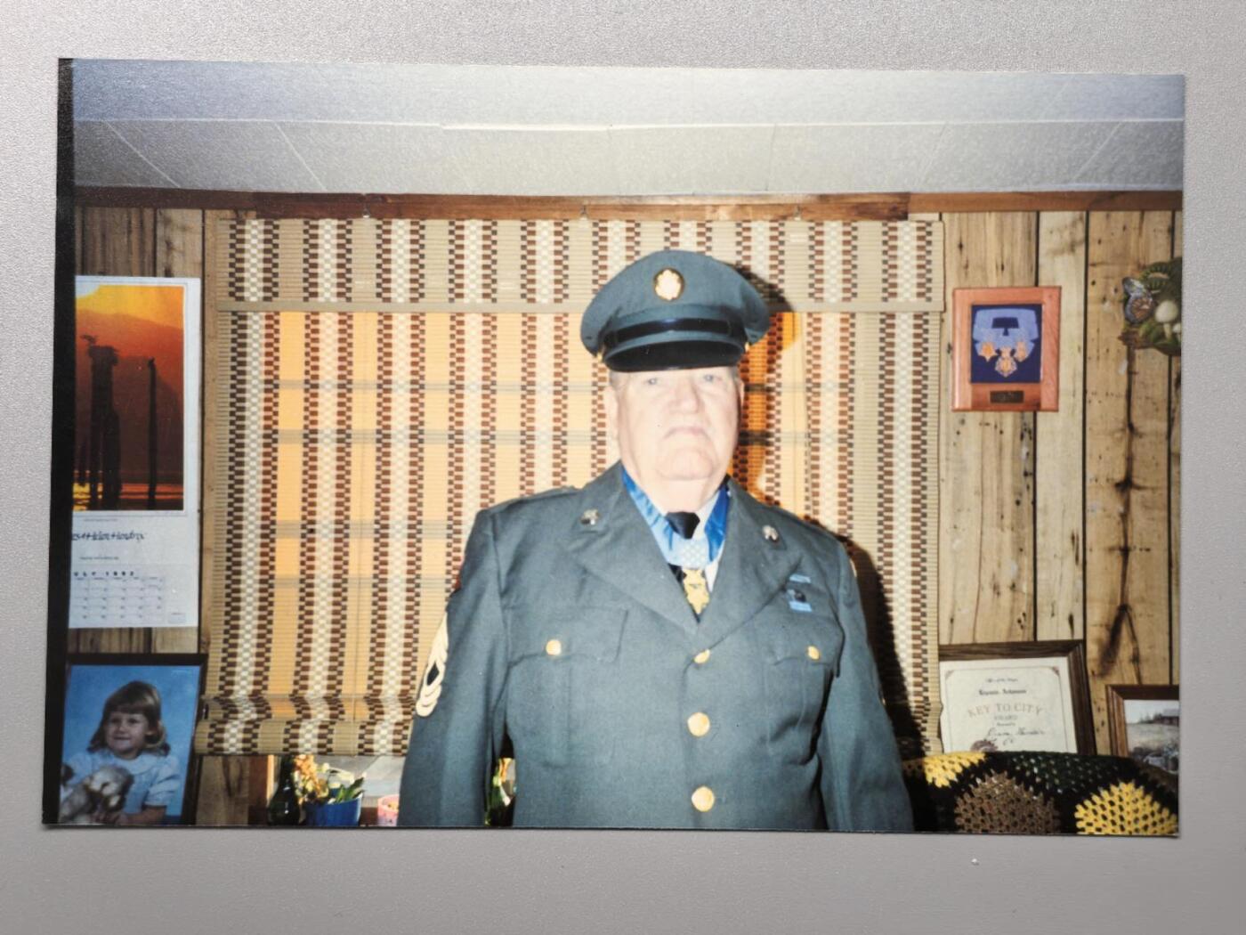 小驴勋章奖章收藏11月29日周六晚六点拍卖（珍爱和平，收藏战争，铭记历史，勿忘国耻，忠党爱国。有偿代拍，送拍规则在简介最后，参拍须阅读规则后再参拍，关系到运费包装发货时效真假辨别等关键信息，拍卖时不再发原图，看大图店主微信码在拍卖店铺介绍里） 荣誉勋章获得者第4装甲师詹姆斯·理查德·亨德里克斯战后签名照和在证书复印件上的亲签，从诺曼底登陆参加了突出部战役，在巴斯托涅（看过兄弟连的朋友应该不陌生）俘获两门88火炮班组人员，还从被击中半履带车上拽下同袍，简直就是阿米利卡超人