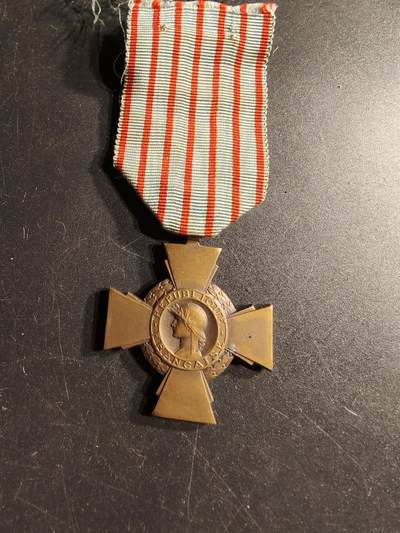 老王徽章第166期 - 法国战斗十字奖章