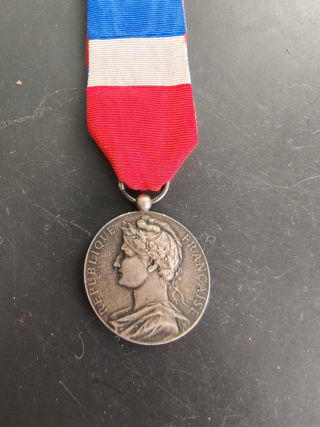 老王徽章第166期 法国银级劳工奖章     800银     少见三共时期版本    12.2g