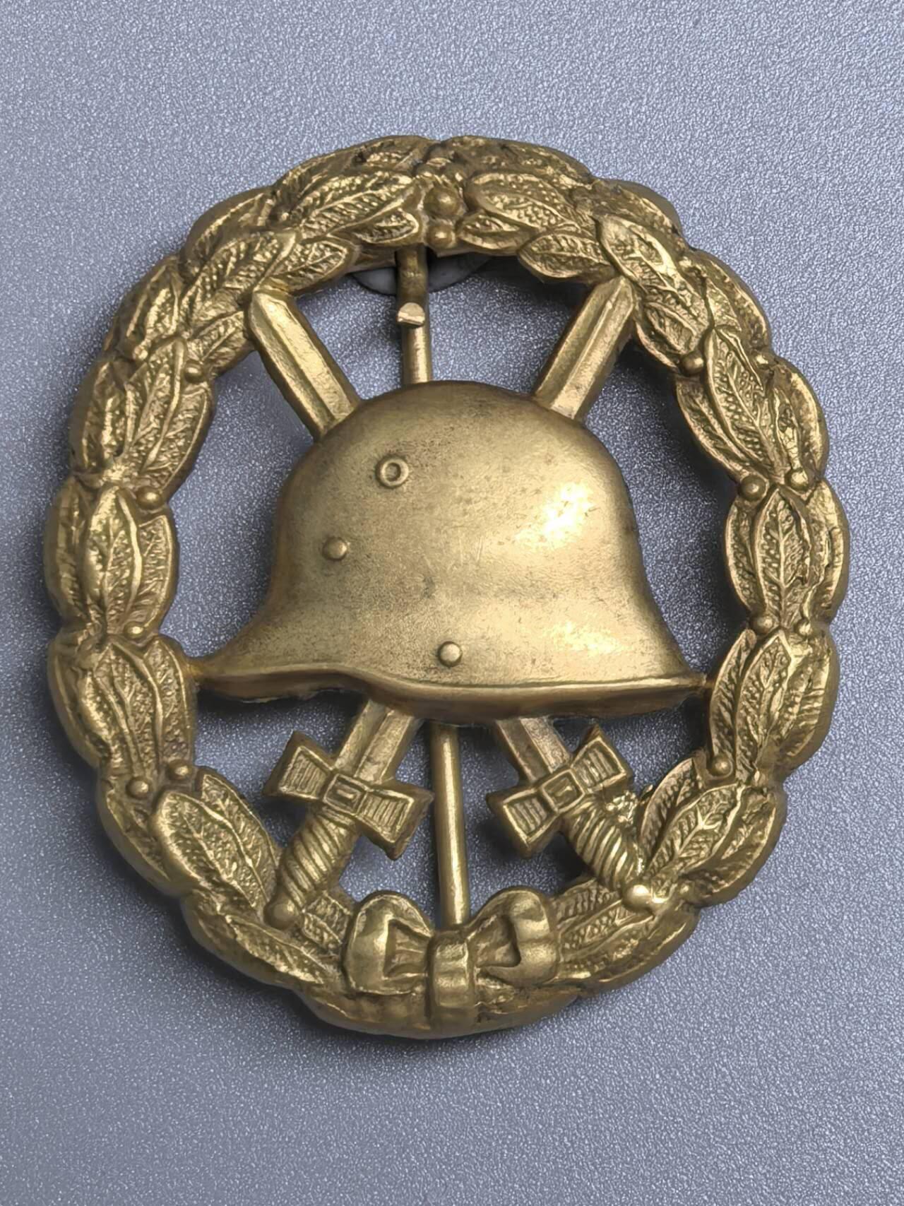 小驴勋章奖章收藏11月29日周六晚六点拍卖（珍爱和平，收藏战争，铭记历史，勿忘国耻，忠党爱国。有偿代拍，送拍规则在简介最后，参拍须阅读规则后再参拍，关系到运费包装发货时效真假辨别等关键信息，拍卖时不再发原图，看大图店主微信码在拍卖店铺介绍里） 德国一战金级战伤奖章镂空版本，非常少见