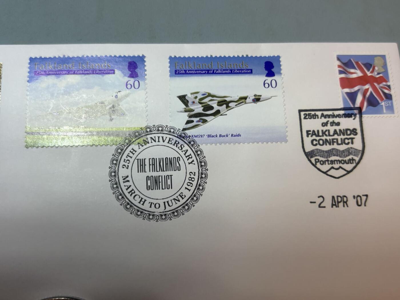 盛世勋华——号角文化勋章邮票专场拍卖第291期 英国直布罗陀2007年马岛战争25周年纪念币首日纪念币封，包括克朗型纪念币，纪念邮票，聚焦“1982年马岛战争”，设计元素包括英军装备（战机、舰船）、战争场景、纪念标语（如“25TH ANNIVERSARY FALKLANDS CONFLICT”），是英方视角的战争历史载体。
