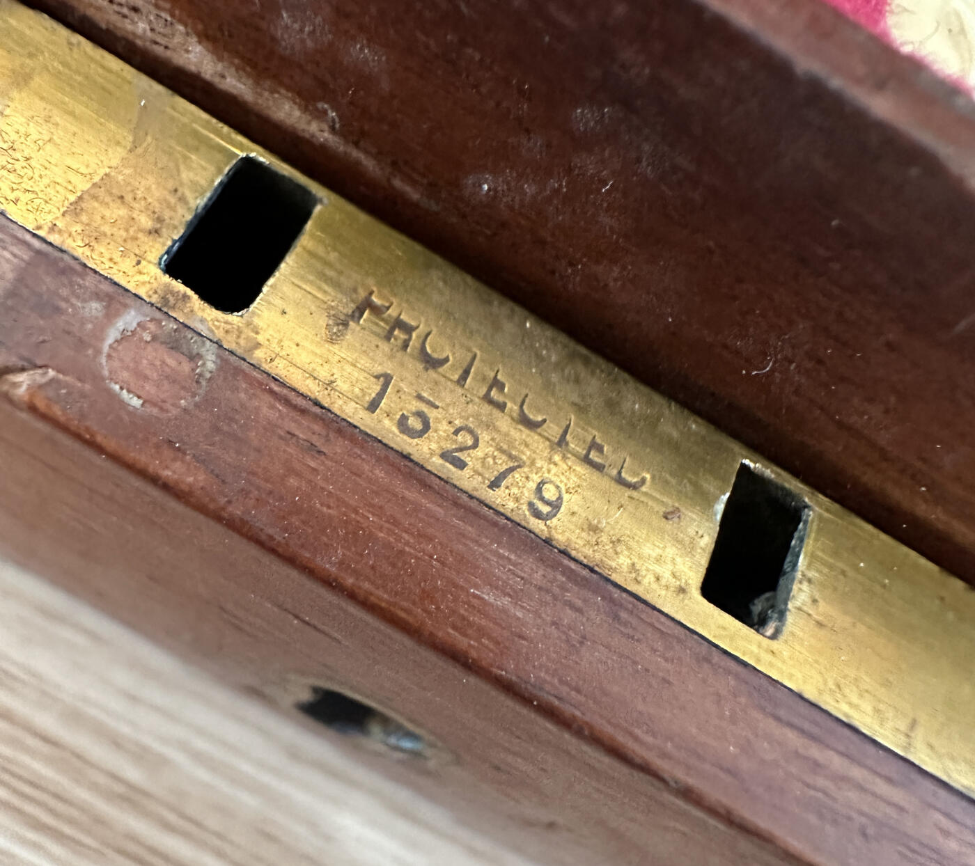 【俄甄集藏】2025年(045)12-03 星期三 晚 19:30 全场包邮 英国伦敦1870-1893年威廉·胡顿&父子制银公司出品古董刻花白色珍贵材料柄镀银餐刀、餐叉24支一套，原木盒，刀长：215mm，叉长：180mm，总重量：851克，设计精美，保存完好