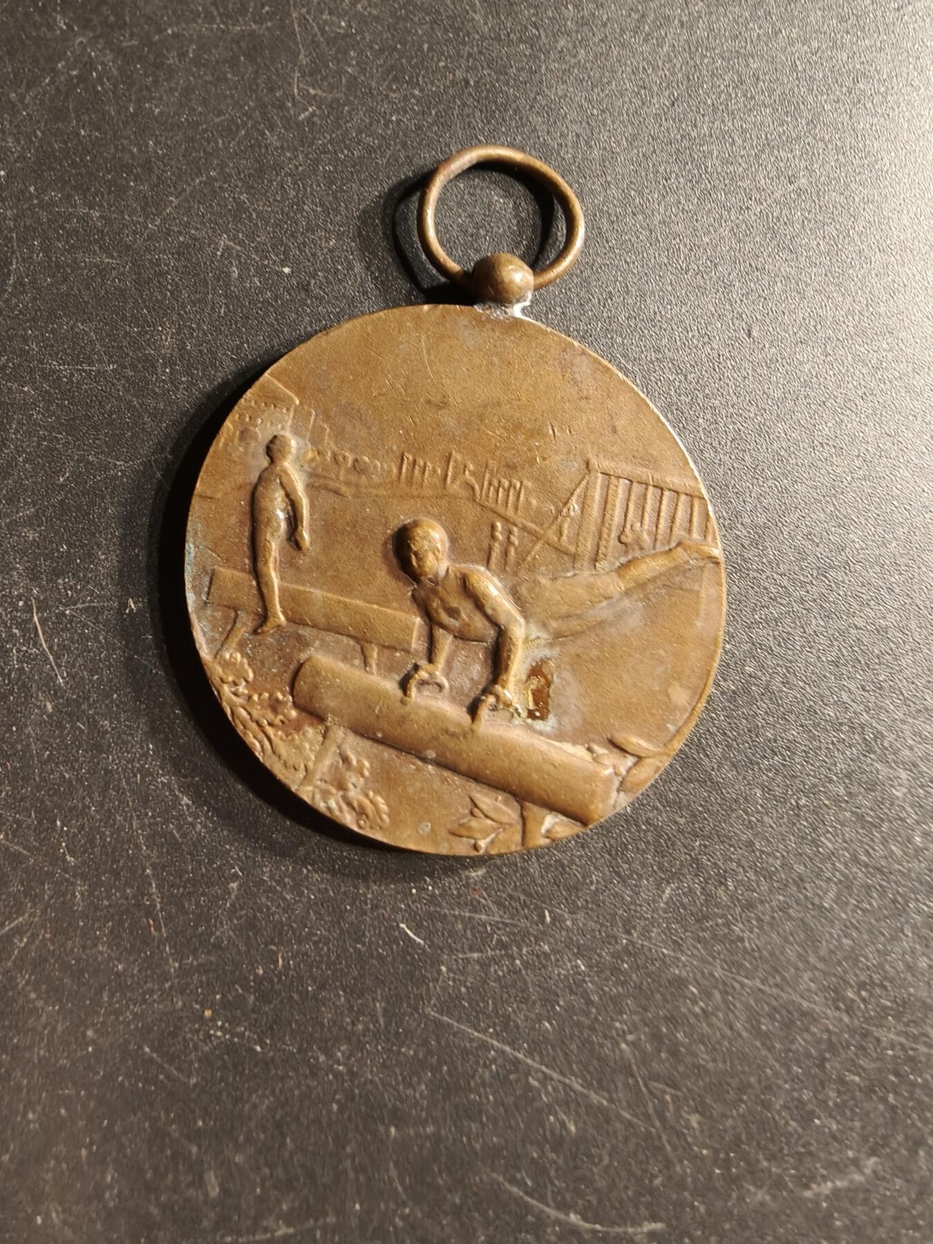 老王徽章第166期 法国体操协会铜奖章     直径36mm.   重量20g