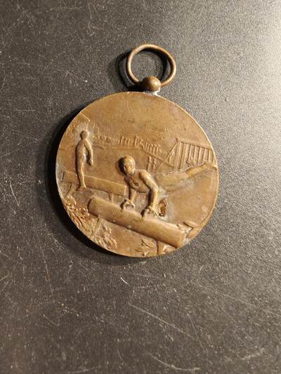 老王徽章第166期 - 法国体操协会铜奖章     直径36mm.   重量20g