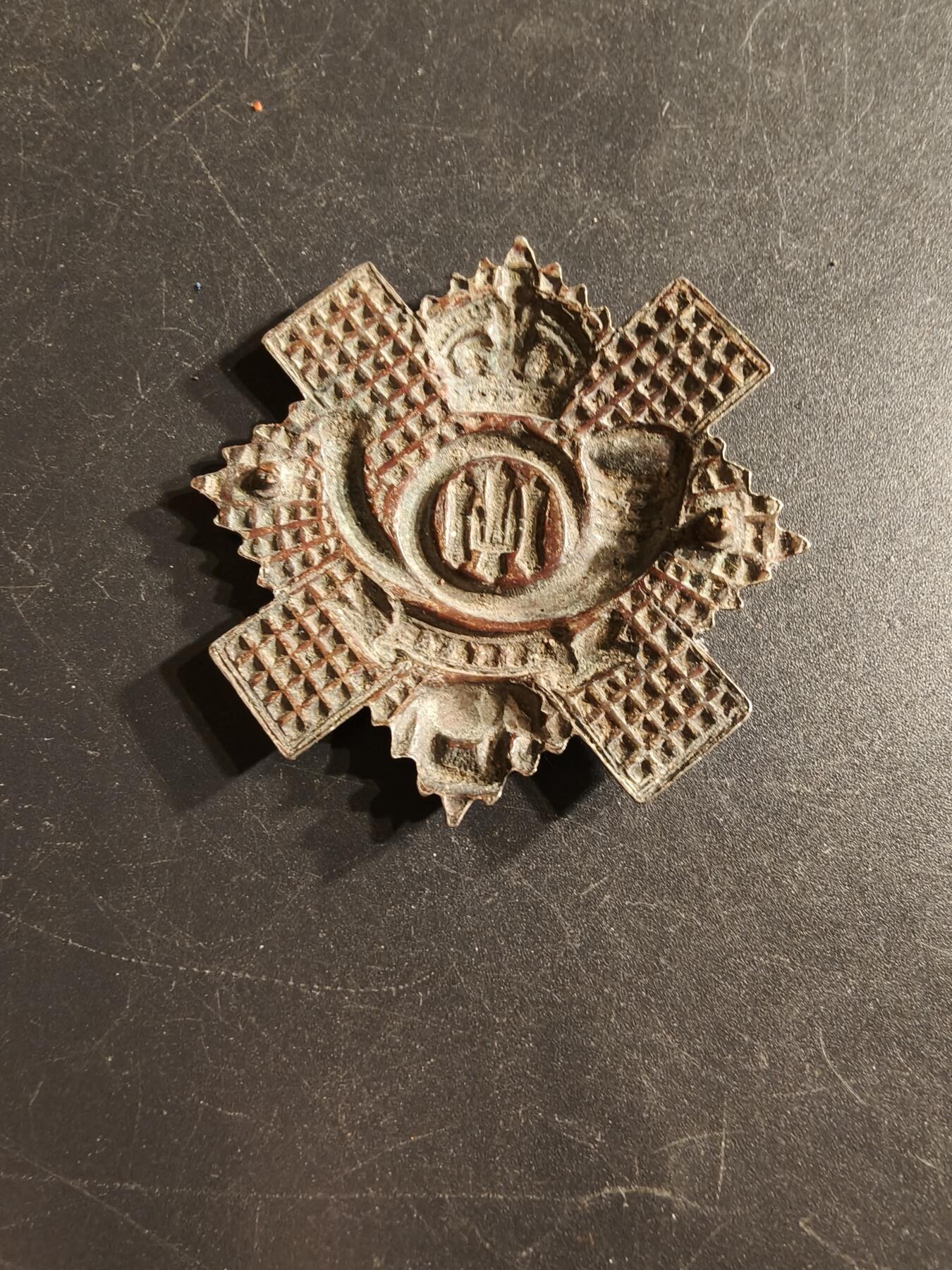 老王徽章第166期 英国陆军高地轻步兵团帽徽     一战时期     背杆损坏