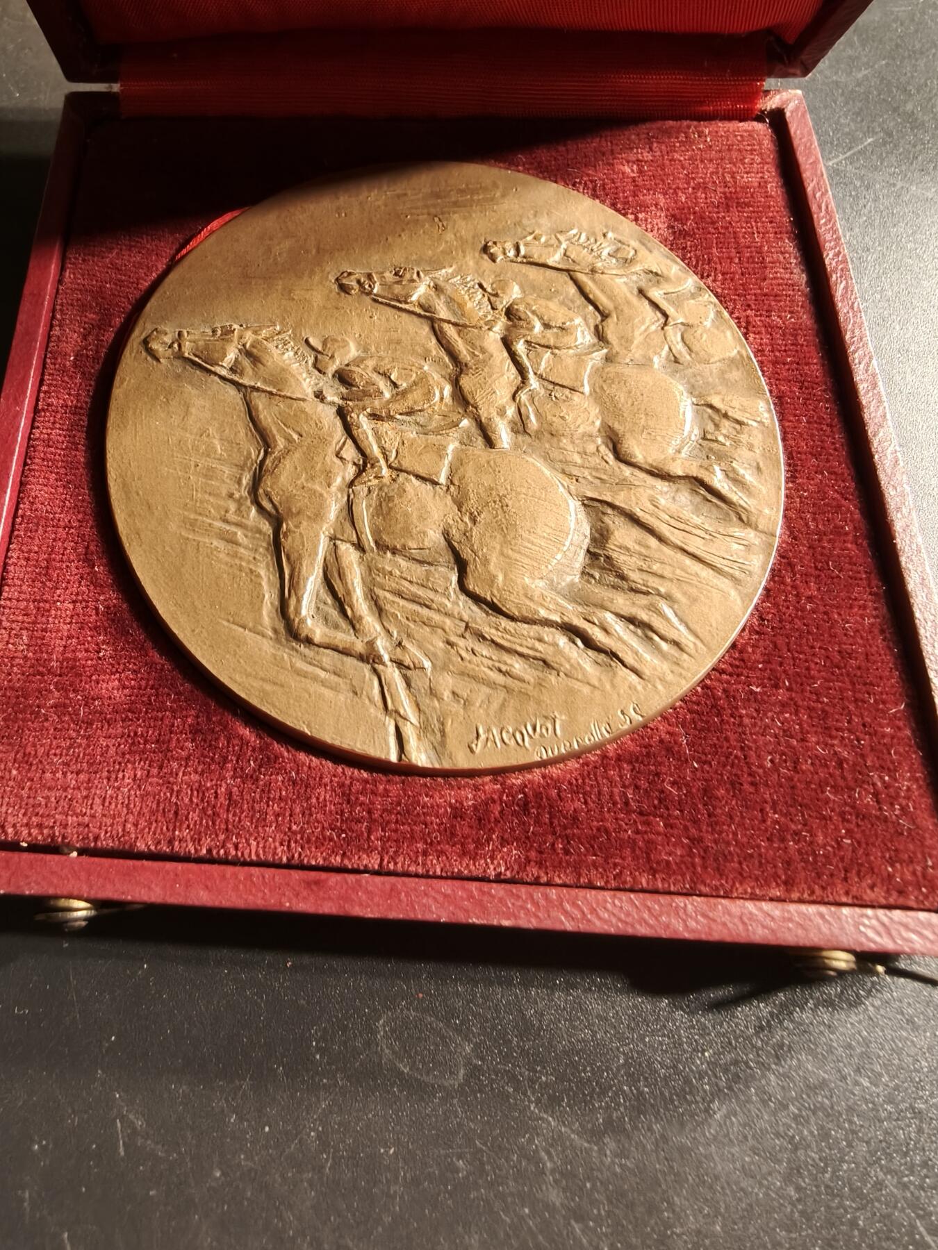 老王徽章第166期 法国巴黎中央赛马协会大铜章    原盒    直径68mm.    重量175.1g