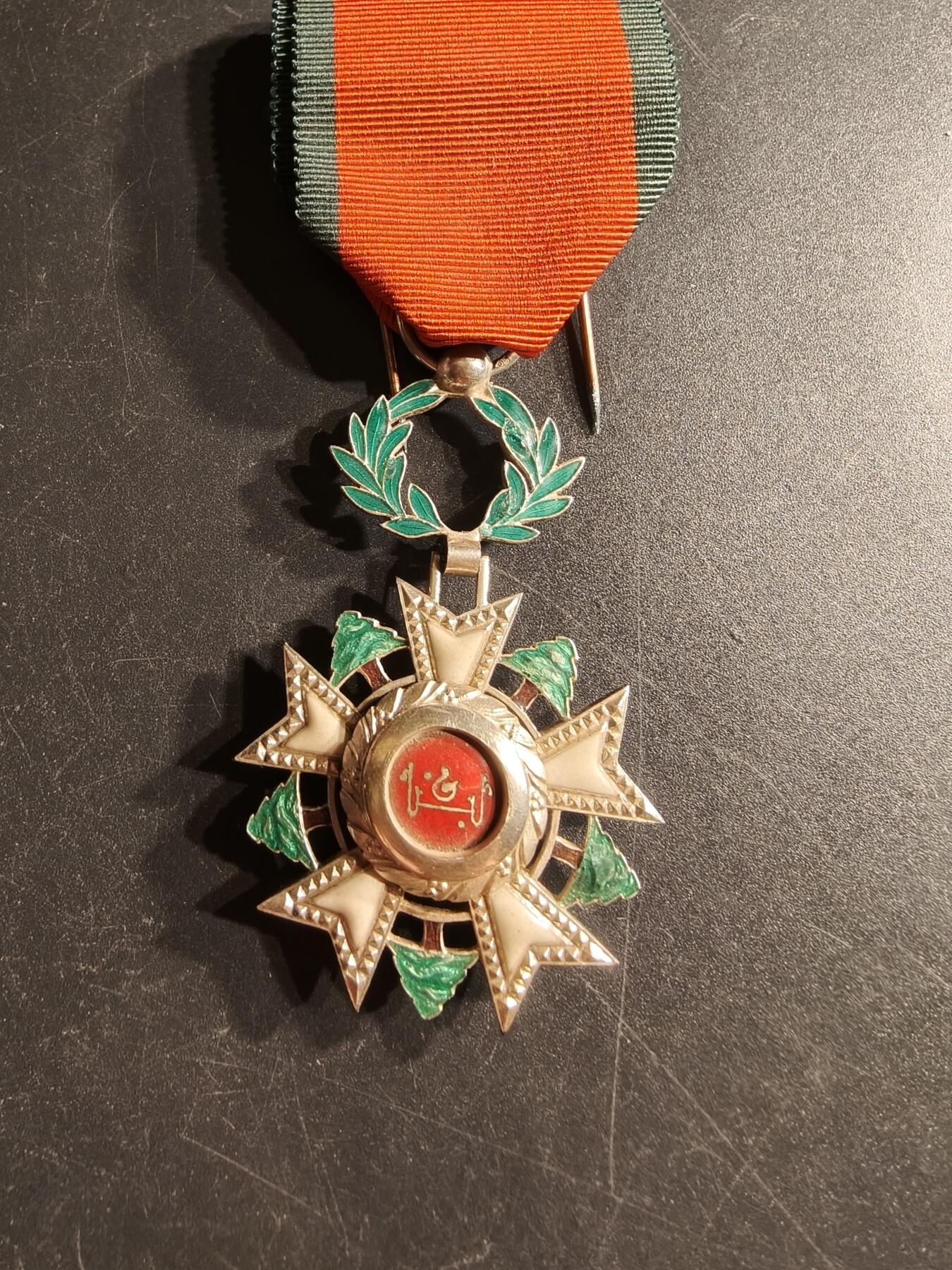 老王徽章第166期 黎巴嫩骑士级雪松勋章     原盒带证书（左下角有点小折损）和一点获得者的剪报    颁发于1965年     获得者为法国人皮埃尔•德莱唐先生      最后一张为简要履历翻译 