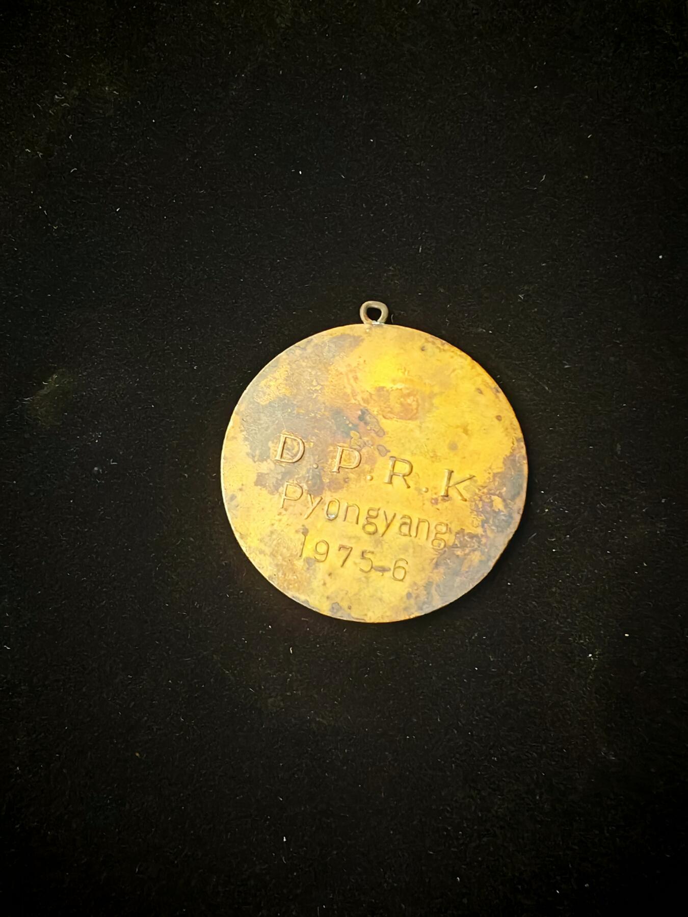 1975年6月在朝鲜平壤举办的始兴周日大学全国马拉松锦标赛奖牌