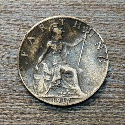 【铜匠收藏】★第133场★散币场，无佣金，30包邮。不满30元，支付5元运费。《接受代拍 代送NGC评级》 - 英国 1917年 1法新 铜币 乔治五世（币面弯折）