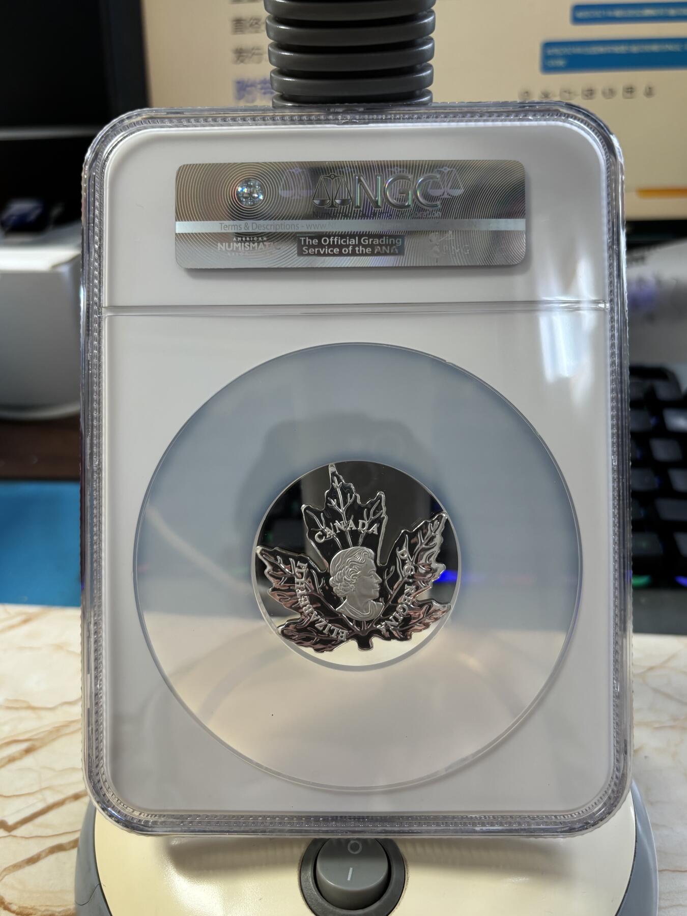 第183期拍卖 加拿大2016年世界首枚全彩色枫叶形1盎司纪念银币NGC-PF69无盒无证书，9999银，发行15000枚